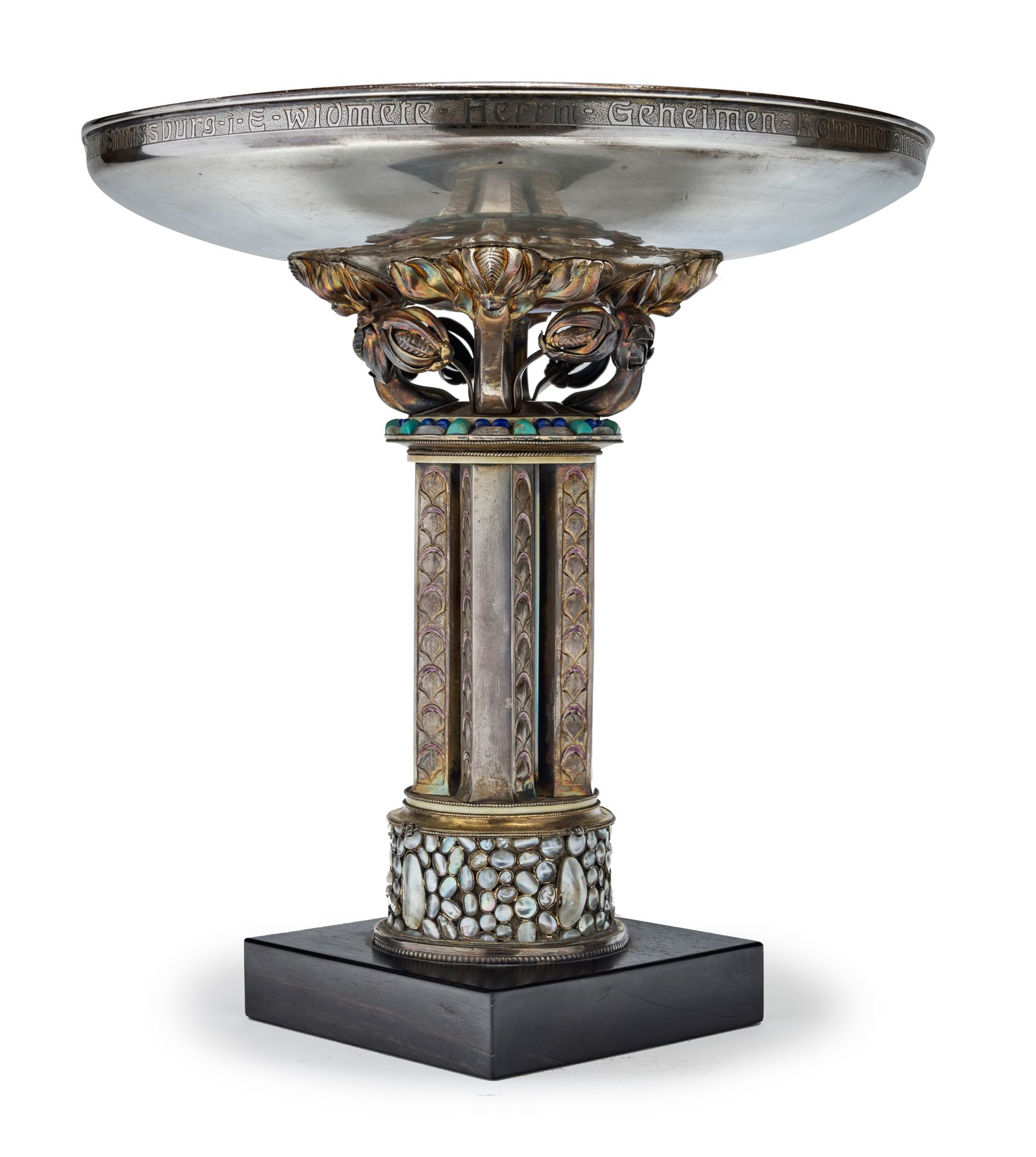 Philippe OBERLE (1877-1950) 


罕见的基座上的银碗。轴上有四根六角形的柱子，上面刻有风格化的棕榈花纹，上面有一圈象牙，装饰有青金石&hellip;