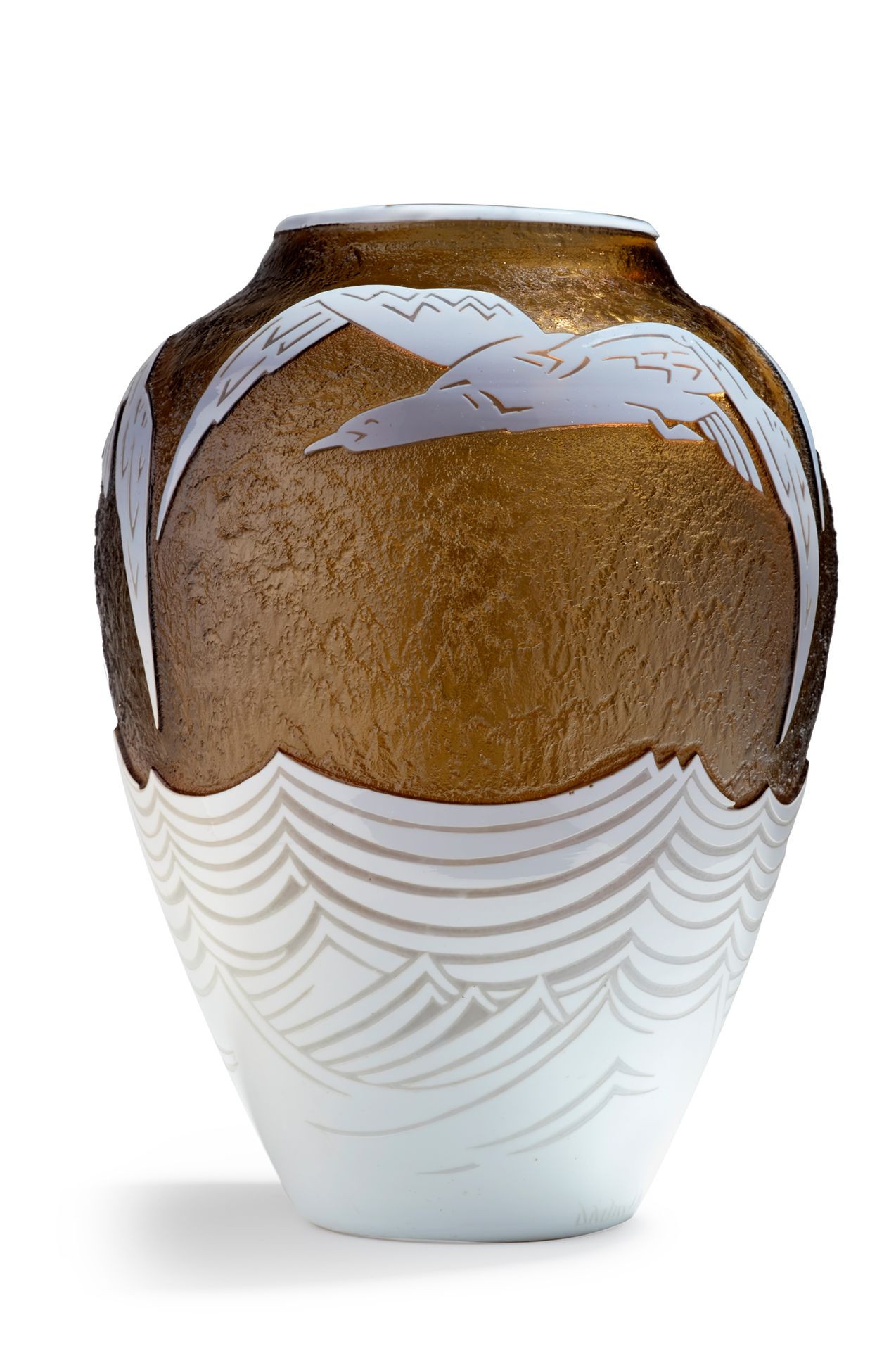 DAUM NANCY FRANCE 


海鸥



厚重的黑色和乳白色有色玻璃制成的特殊花瓶，上面有酸性蚀刻的鸟类门楣装饰



署名 "Daum Nancy&hellip;