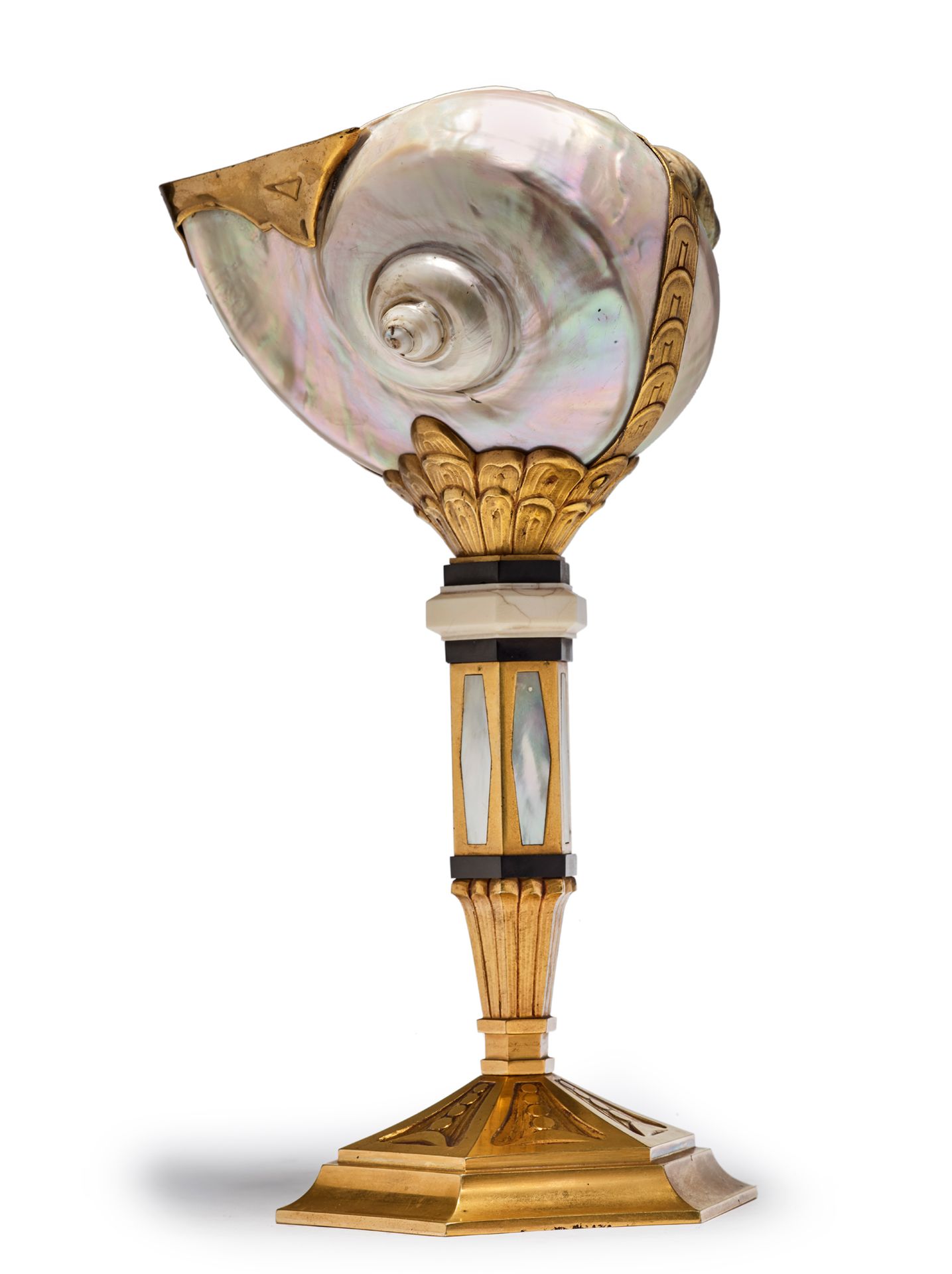 Henri et René TRESER 
杯子放在一个有贝壳装饰的基座上，镀金的青铜座上刻有几何图形的图案。轴上有菱形珍珠母板和象牙及乌木环。



碗下的签&hellip;