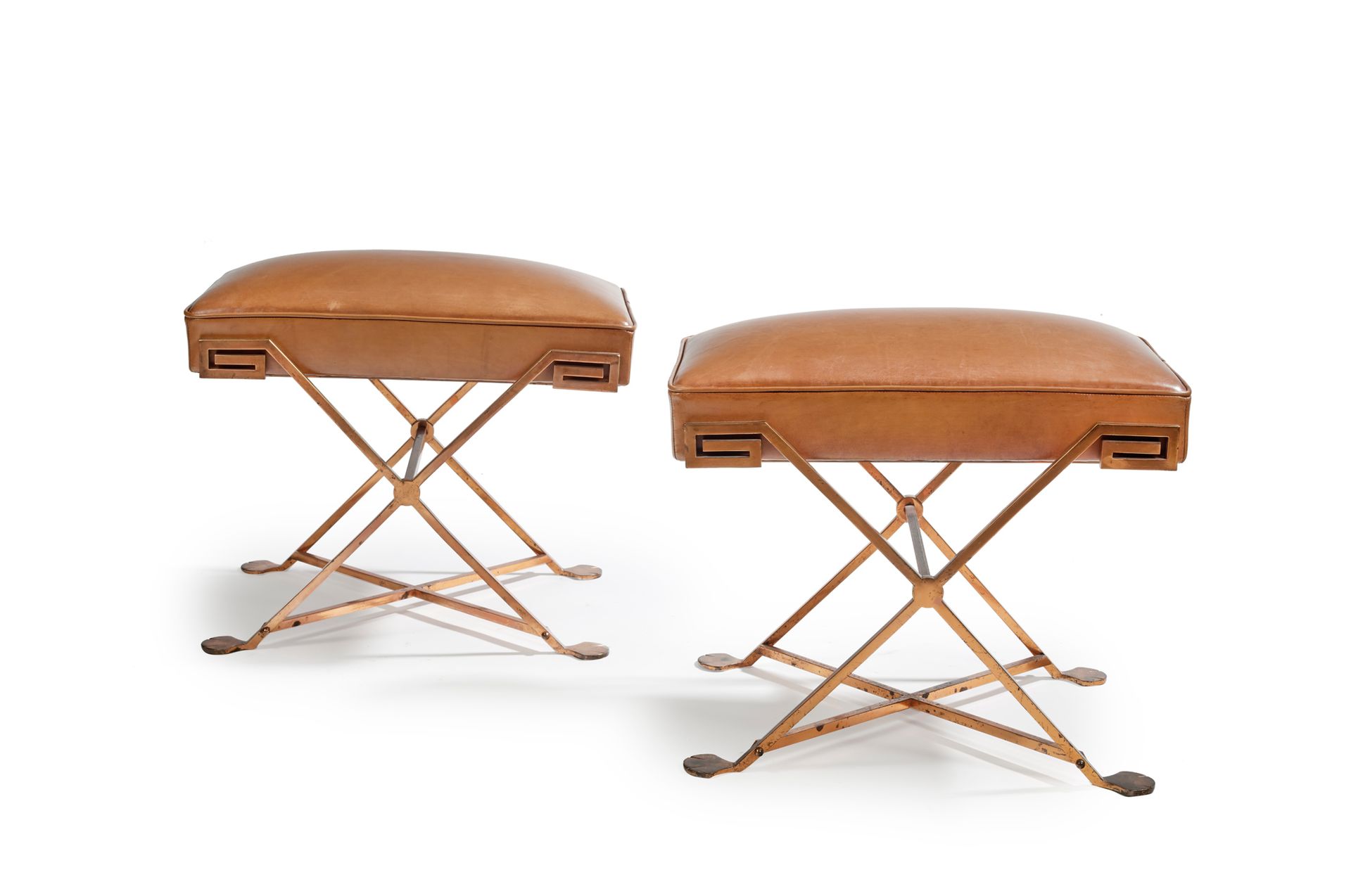 MARCEL COARD (1889-1974) 


一对铜质 "X "型腿的凳子，带有铜锈，棕色皮革装饰。



约1930年



高：44厘米，宽：54&hellip;