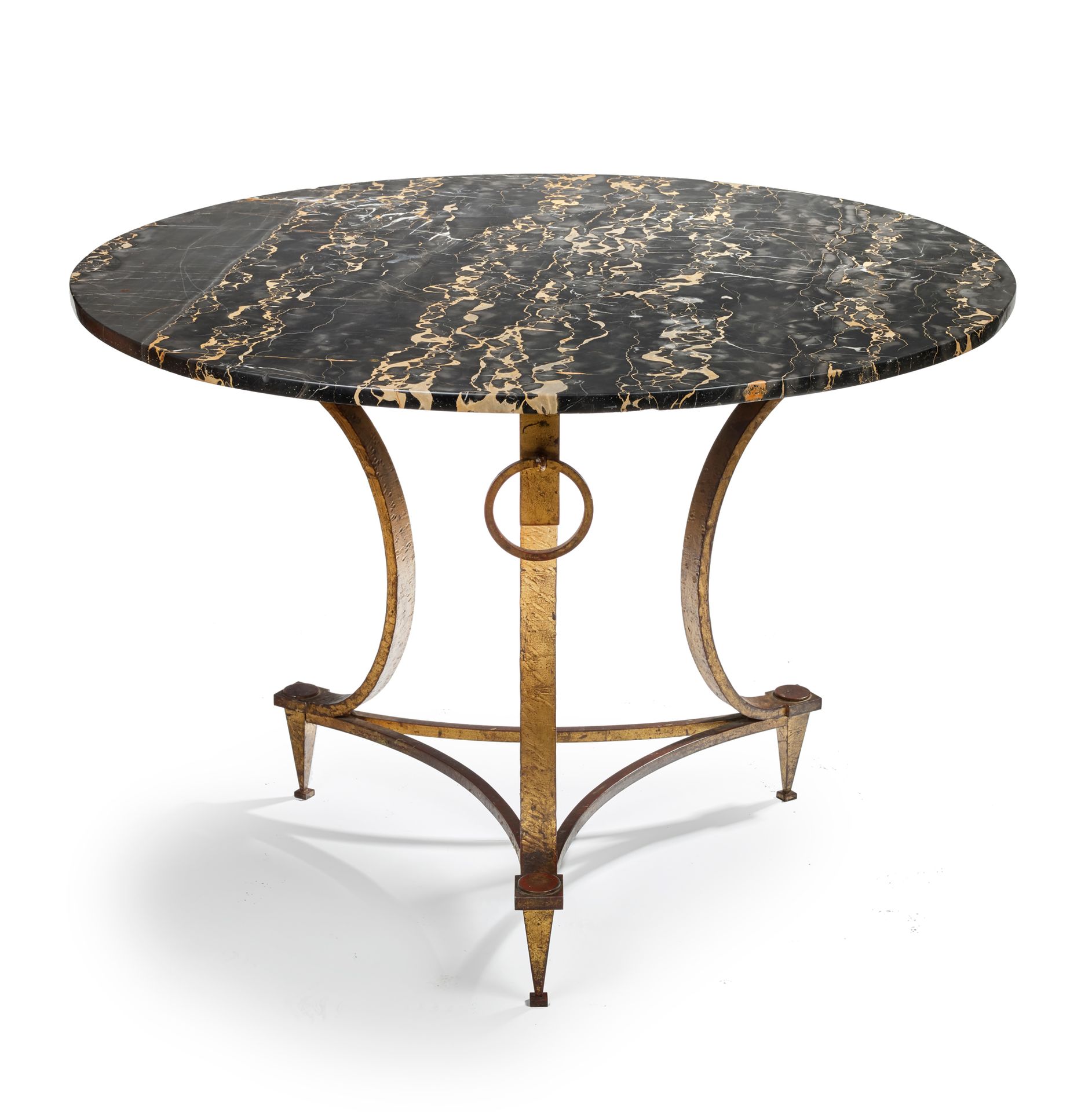 Maison RAMSAY 台阶式桌子，圆形桌面放在一个弯曲的三脚架底座上，底座上装有镀金的锻铁环，并由一个凹形隔板连接
大理石桌面。
1940年左右
高：10&hellip;