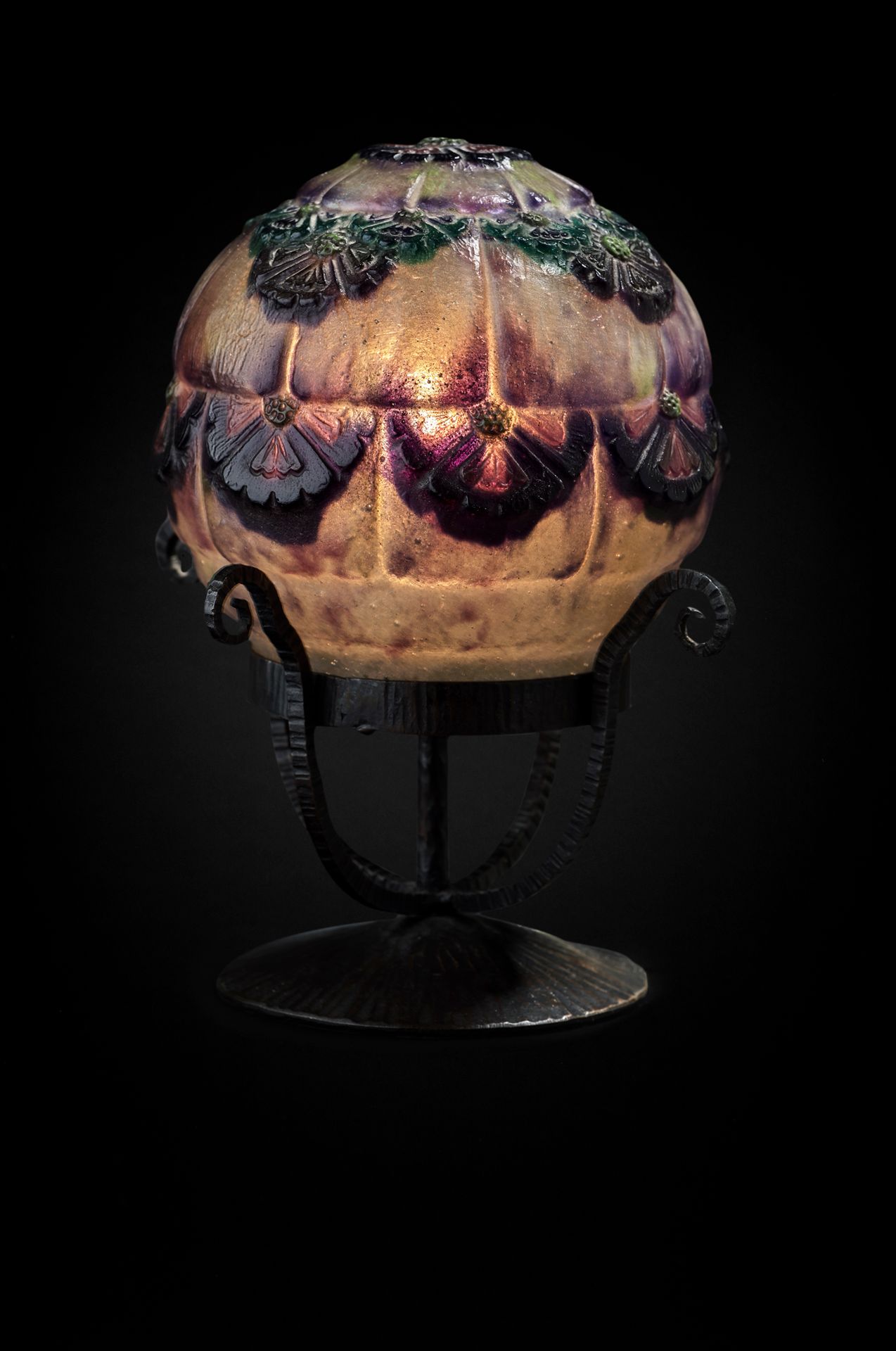 Gabriel ARGY-ROUSSEAU (1885-1953) 


夜灯 "沙丘之花"，多色玻璃浆，带花饰

安装在锤击锻铁上



签名："G-ARGY&hellip;