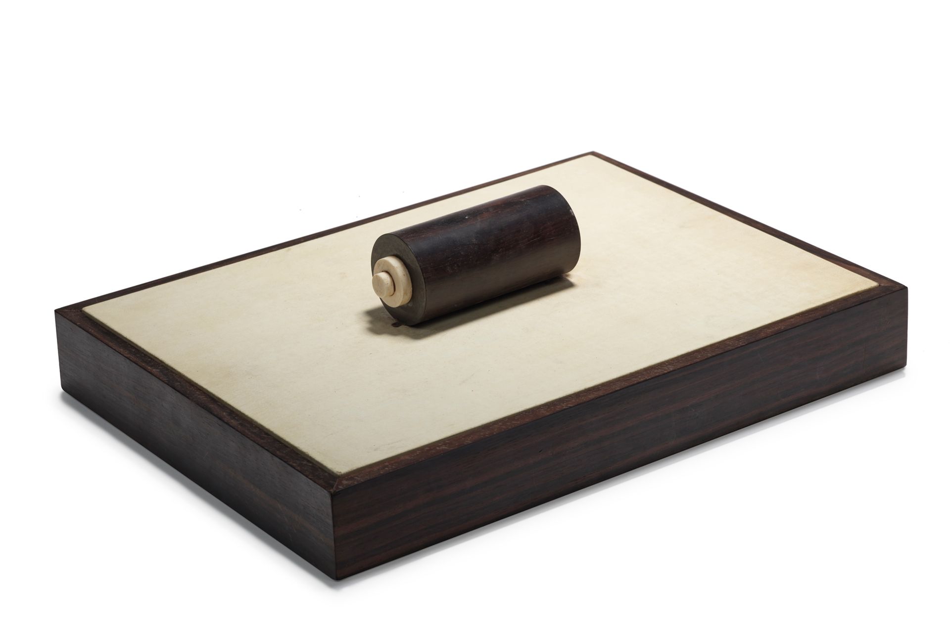 Rose ADLER (1892-1959), attribué à 
重要的Macassar黑檀木和羊皮纸贴面的书信盒，圆柱形手柄上装饰有象牙元素
高：10厘&hellip;