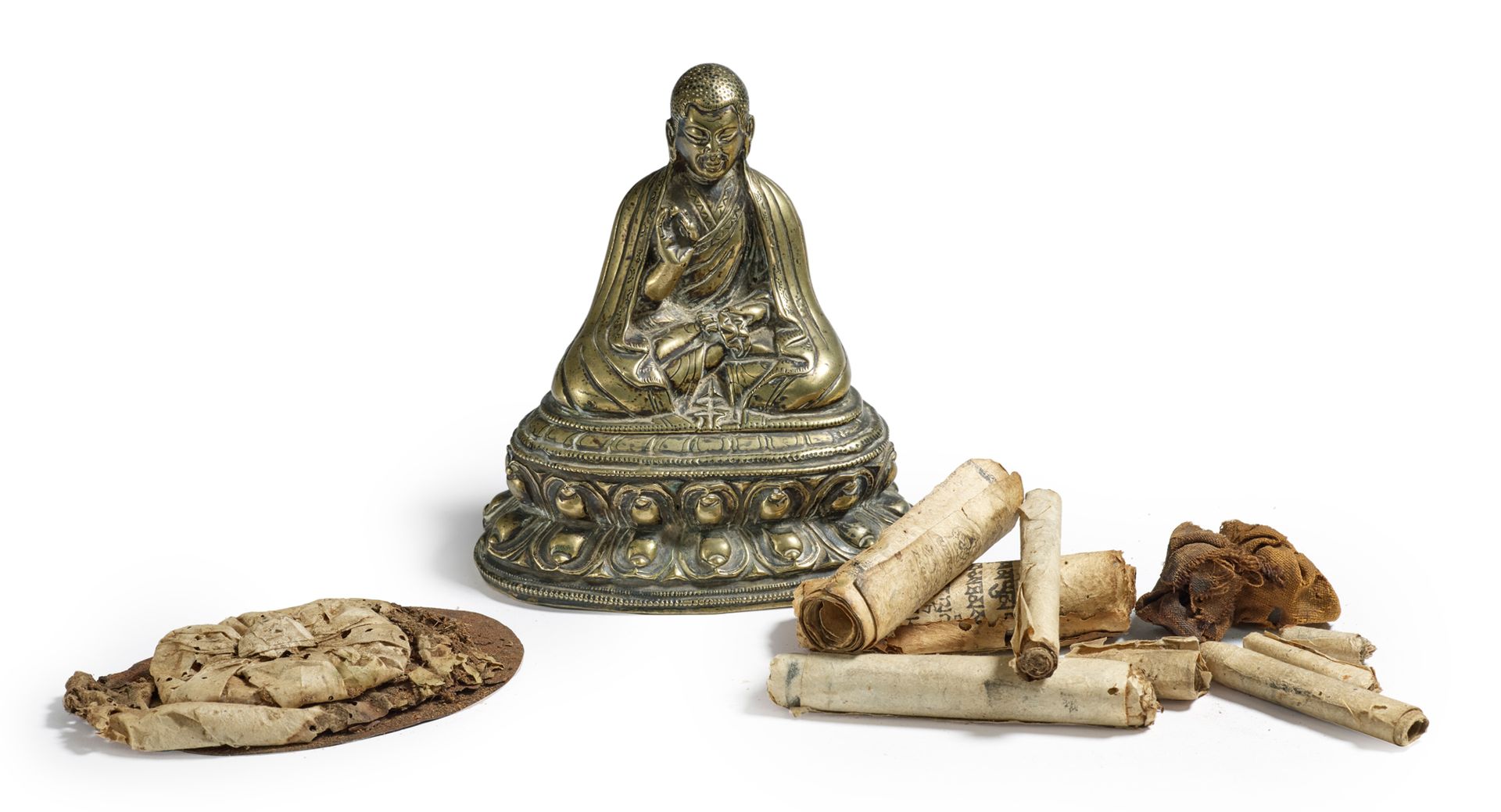 TIBET - XIIIe siècle 脱胎于青铜器的喇嘛坐像，在双莲座上的金刚位置，右手持修尼法，左手持禅定法，手持布条，身穿被称为 "civara "的僧&hellip;