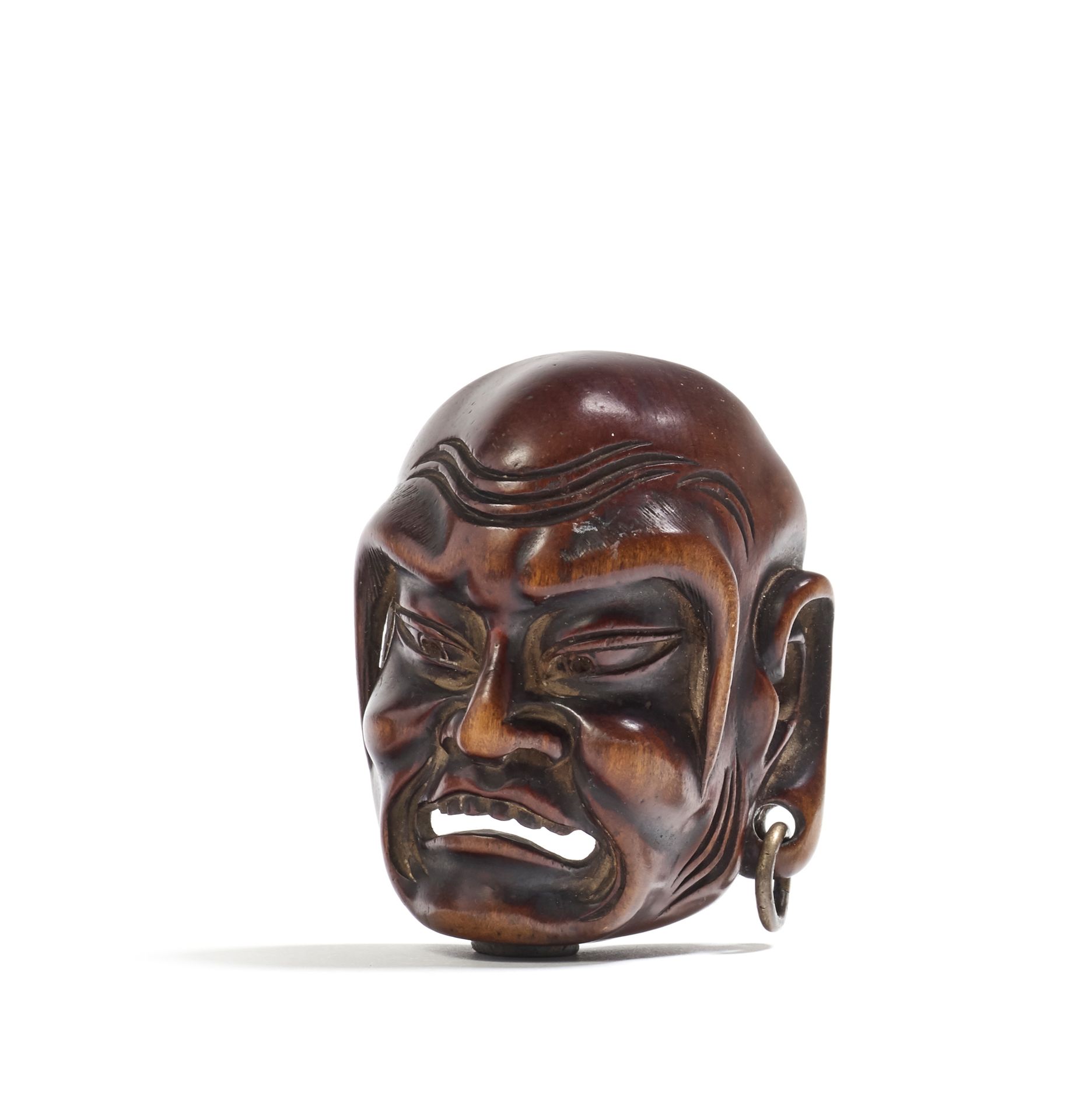JAPON - XIXE SIÈCLE 黄杨木网饰，
Rakkan的面具，左耳穿有金属耳环。
，签名为Shuzan。
，高4,8厘米。