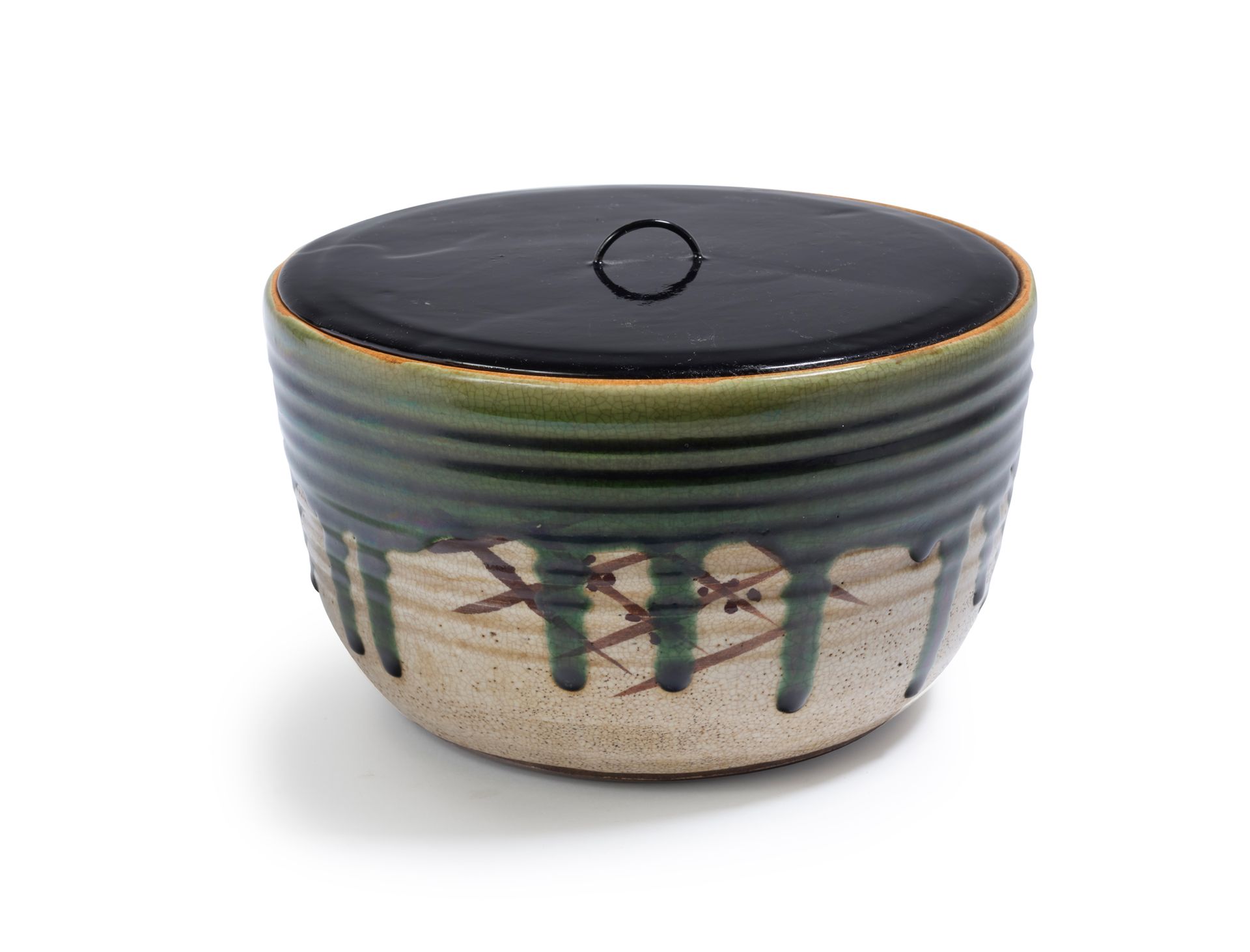 JAPON - Epoque MEIJI (1868 - 1912) 一个石器水寨（冷水壶），米色的釉，米色的滴水，铁棕色的 "Oribe "格子和菱形的装饰，&hellip;