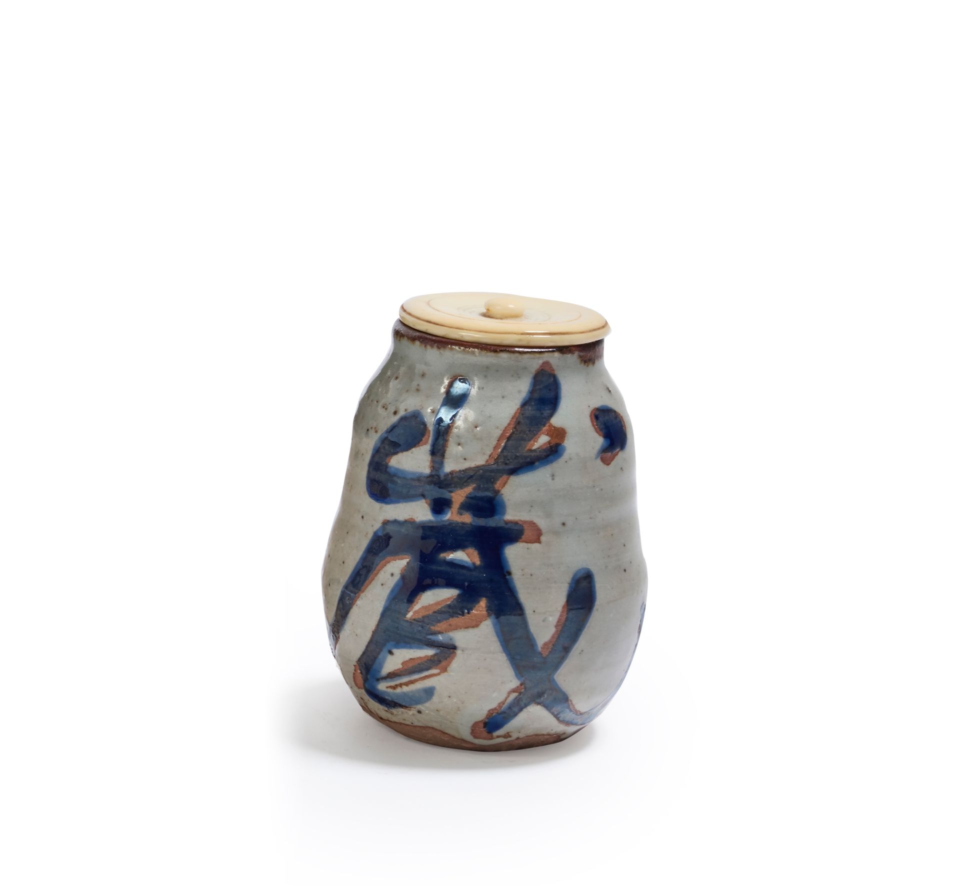 JAPON - Début XXe siècle * 灰色和蓝色釉面的炻器茶壶，上面有人物
武藏。(边缘有两条裂缝）。)
H. 6,6 cm
象牙色的盖子。有了&hellip;