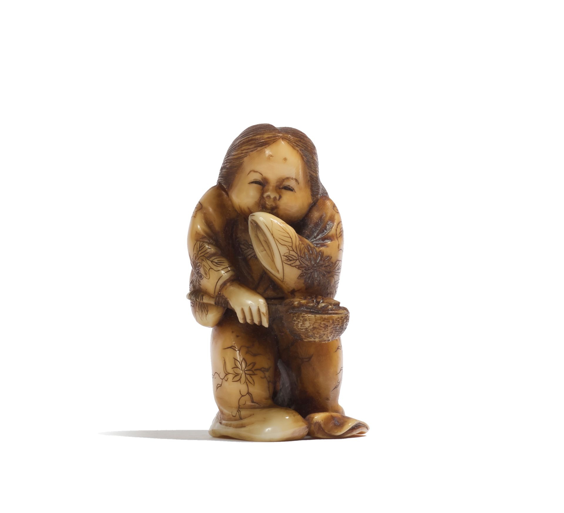 JAPON - Epoque MEIJI (1868 - 1912) Tooth netsuke, Okame standing with a ladle in&hellip;