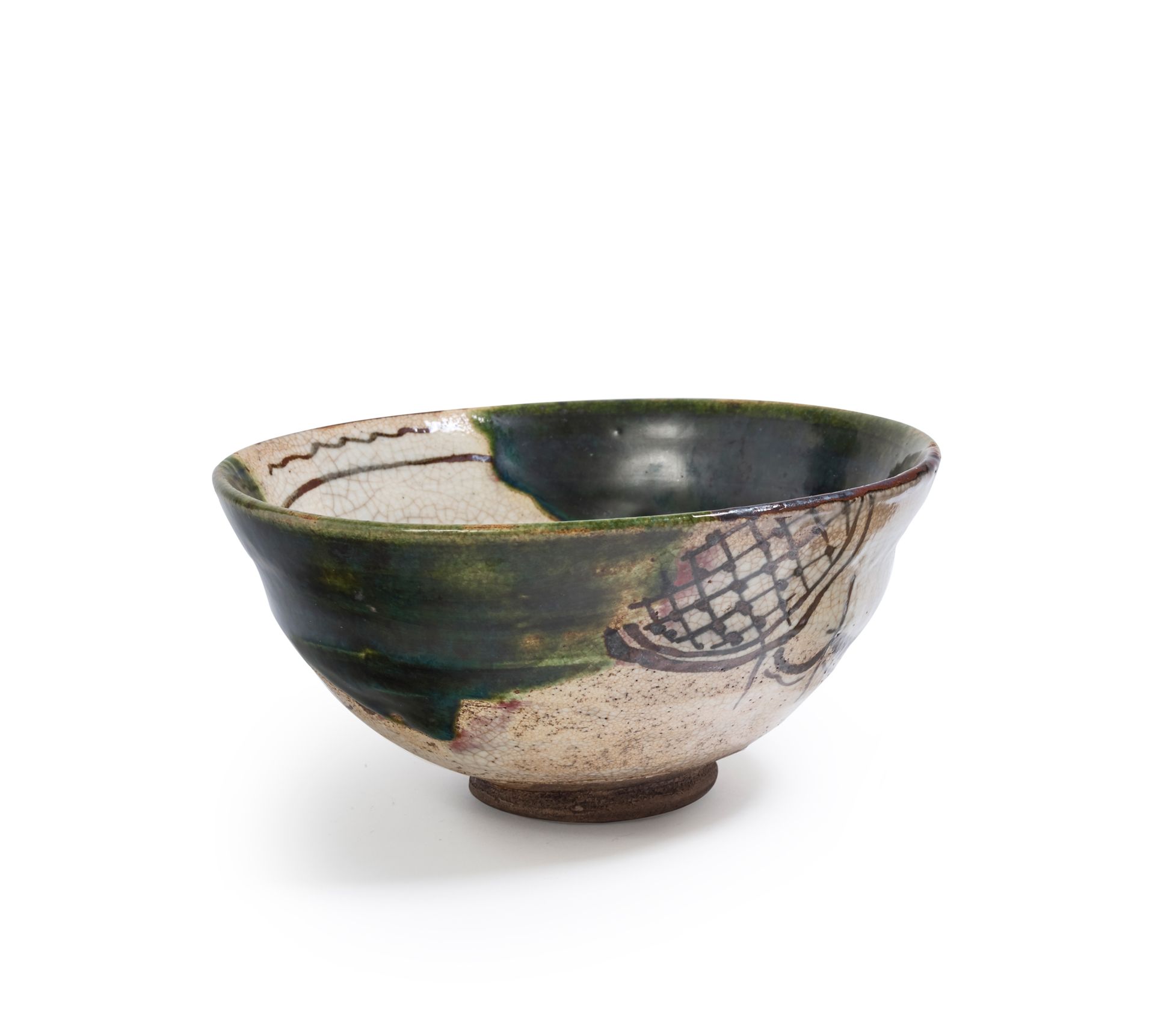 JAPON, Fours d'Oribe - XIXe siècle 
直径13.5厘米的米色和绿色釉陶茶碗，以铁褐色装饰格子和树篱，内部装饰有枫叶和波浪。