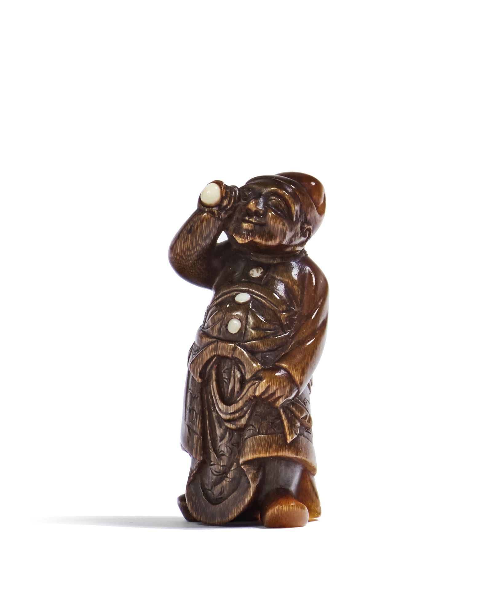 JAPON - XIXE SIÈCLE Horn and ivory netsuke, a foreigner looking through a telesc&hellip;
