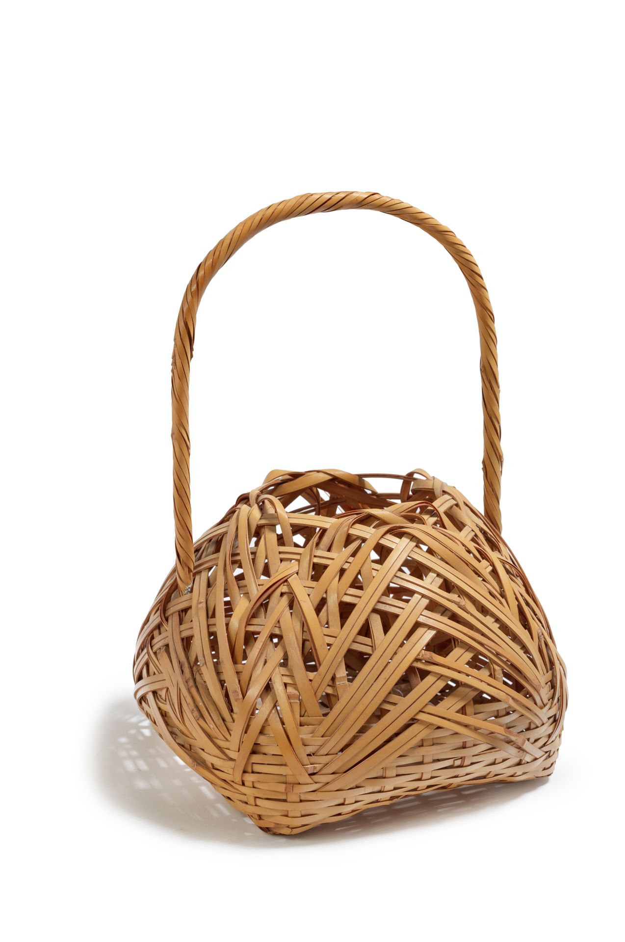 JAPON - XXe siècle Hanakago (ikebana basket) in light bamboo of pyramidal form, &hellip;