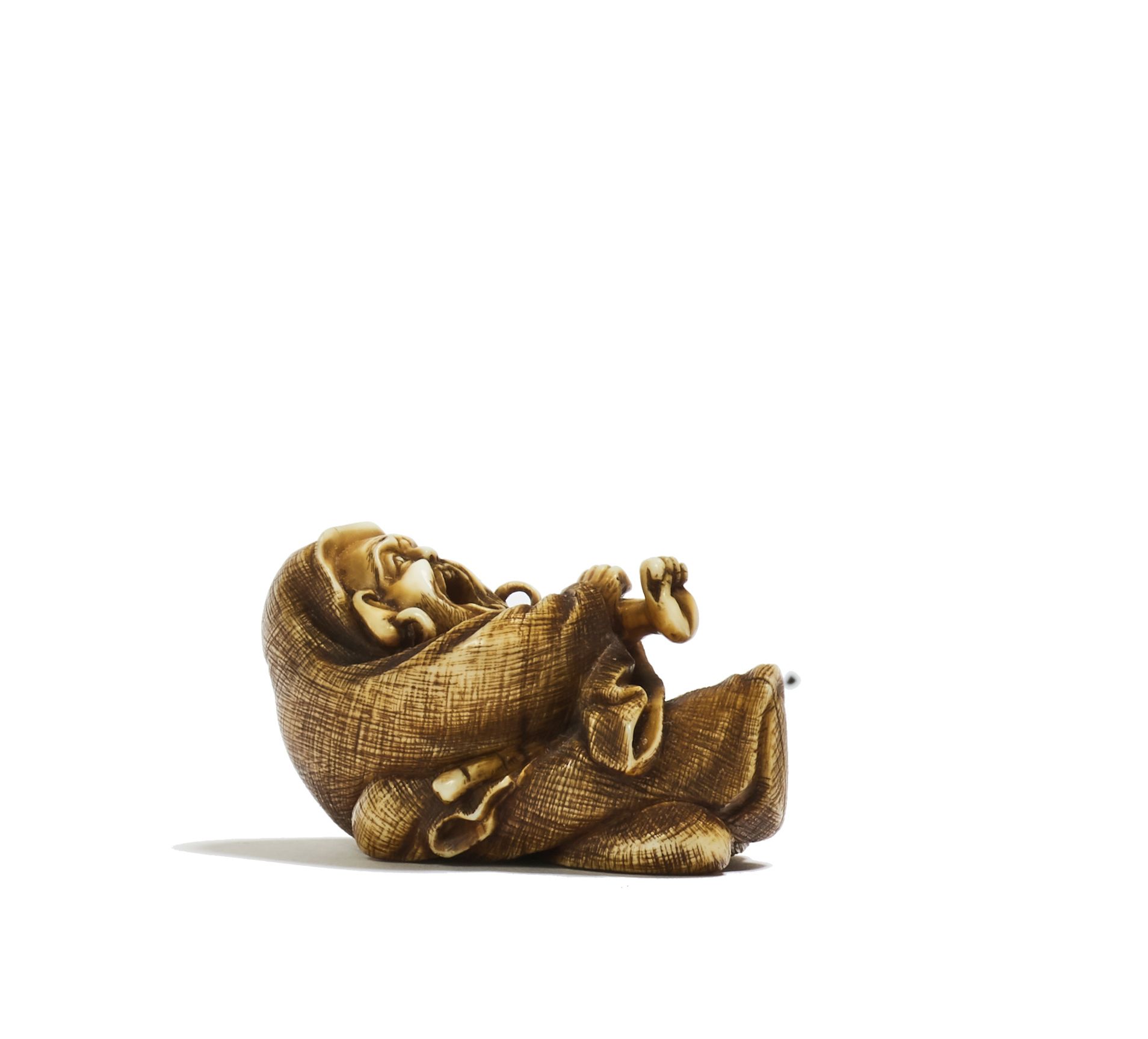 JAPON - XIXE SIÈCLE 象牙内画，达鲁马仰卧伸展，嘴巴张开，耳朵上装饰着大环，他的苍蝇拍在脚下。
长4厘米。