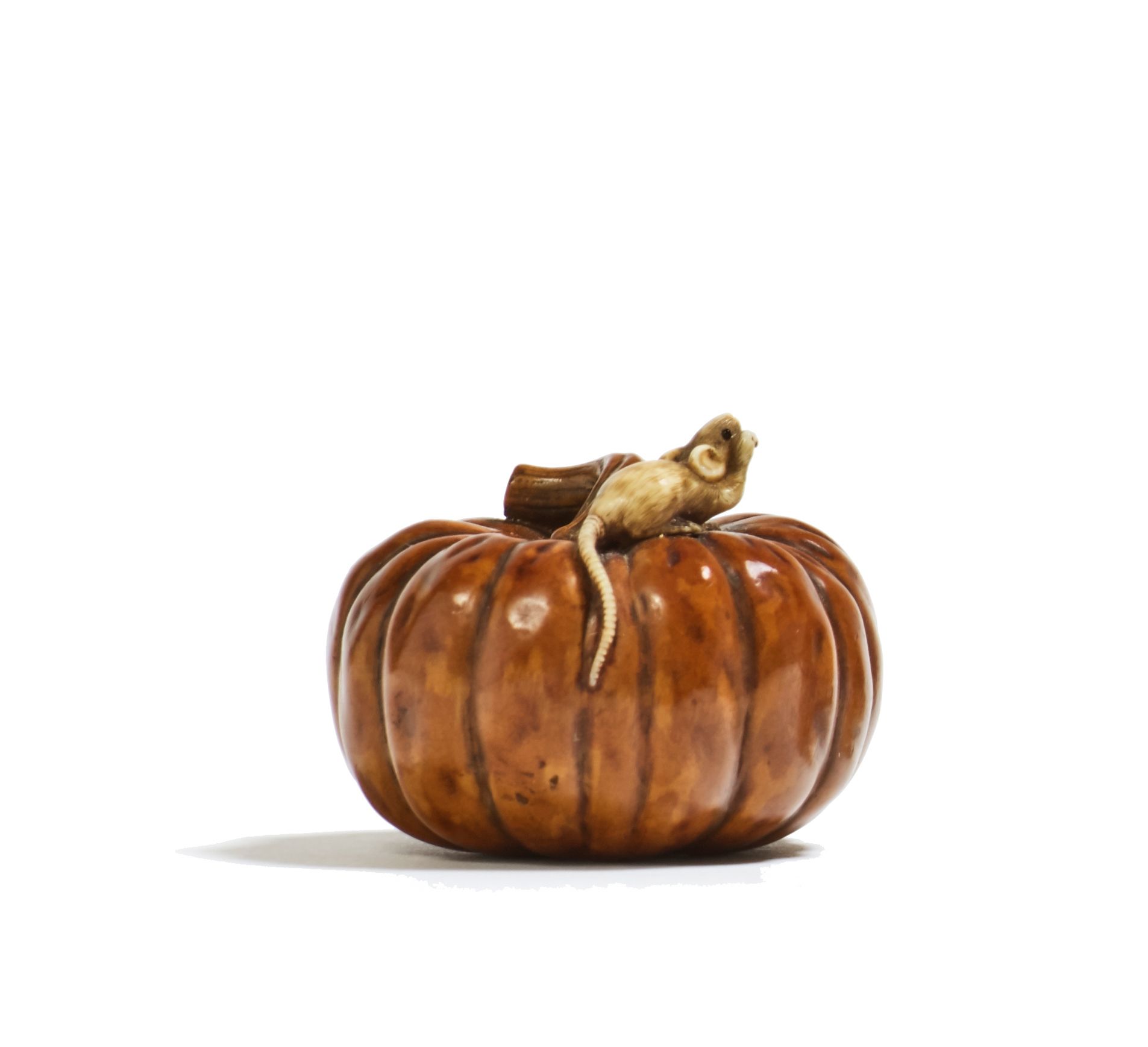 JAPON - XIXE SIÈCLE Wood and ivory netsuke, mouse climbing on a pumpkin, one paw&hellip;