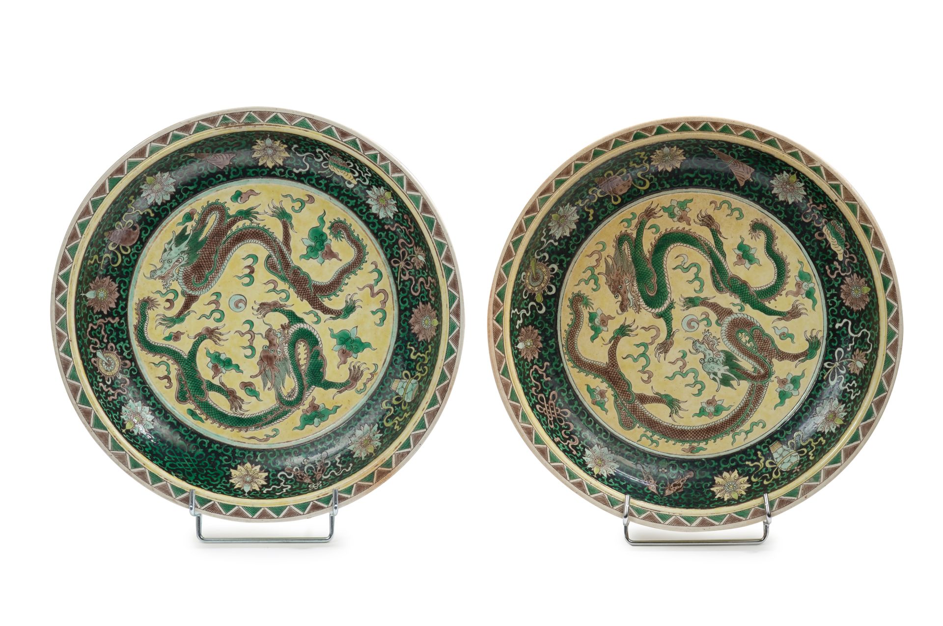 CHINE - XIXe siècle Pareja de grandes platos de porcelana esmaltada en verde, am&hellip;