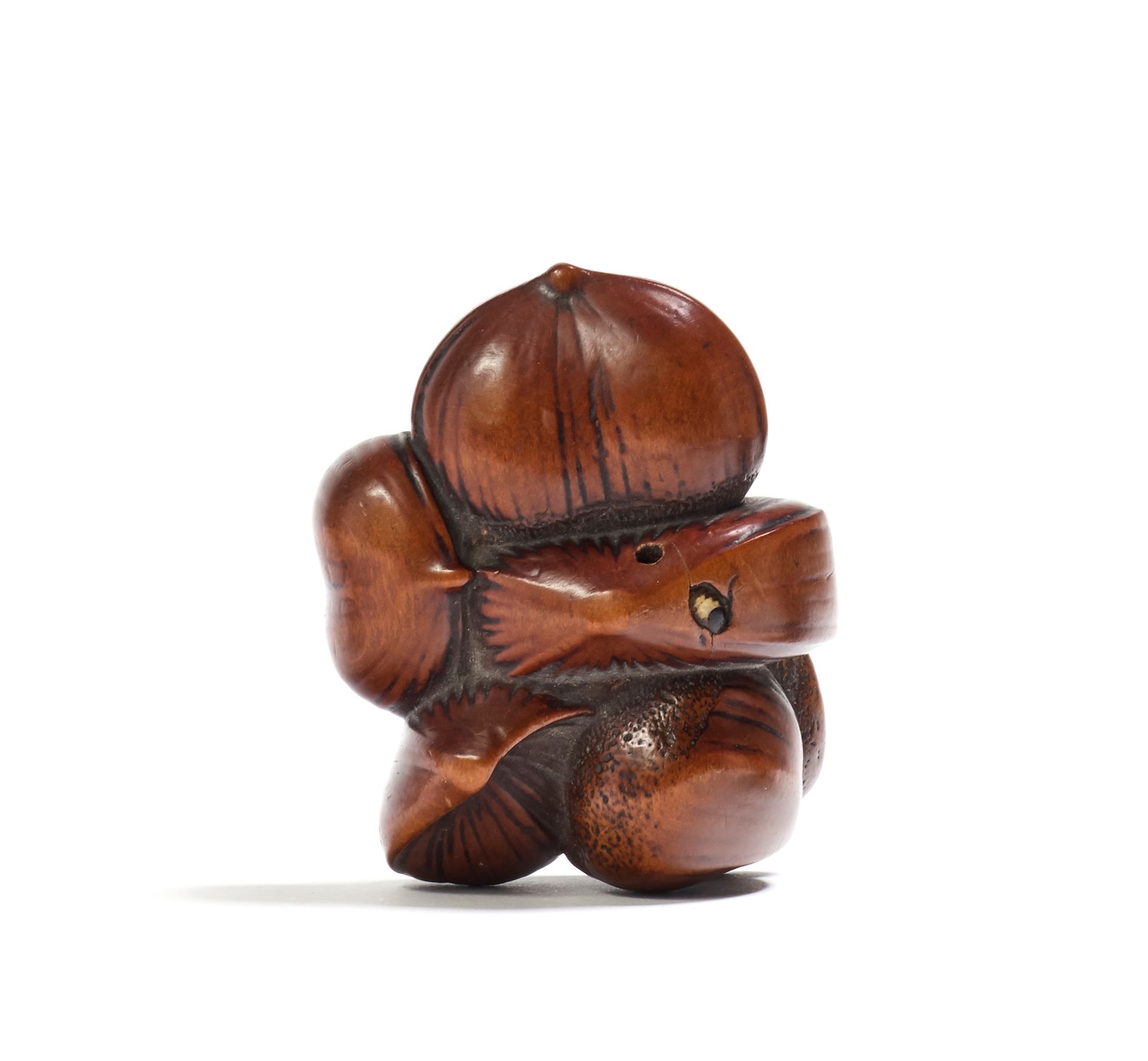 JAPON - XIXE SIÈCLE Boxwood netsuke, heap of chestnuts, a worm in ivory. Unsigne&hellip;