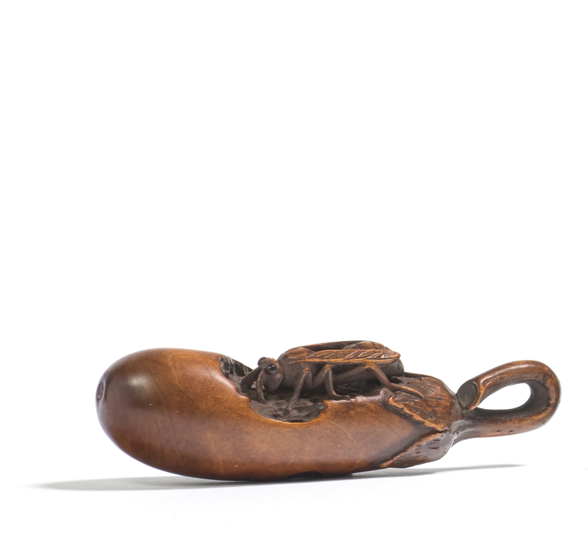 JAPON - XIXE SIÈCLE Boxwood netsuke, eggplant nibbled by a wasp. The eyes are in&hellip;