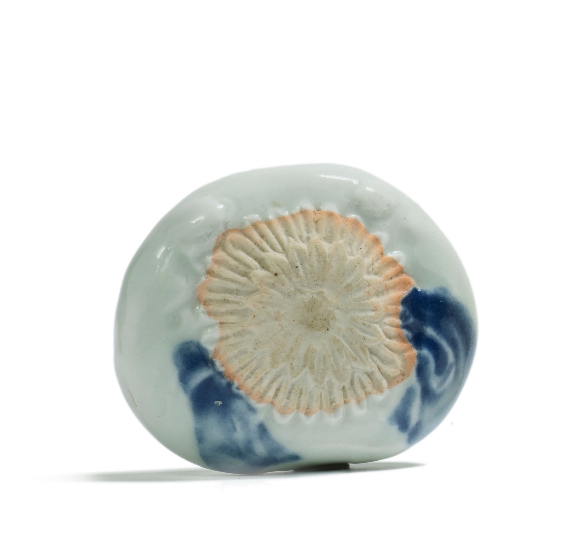 JAPON - Epoque MEIJI (1868 - 1912) Netsuke en porcelaine bleu blanc et biscuit e&hellip;