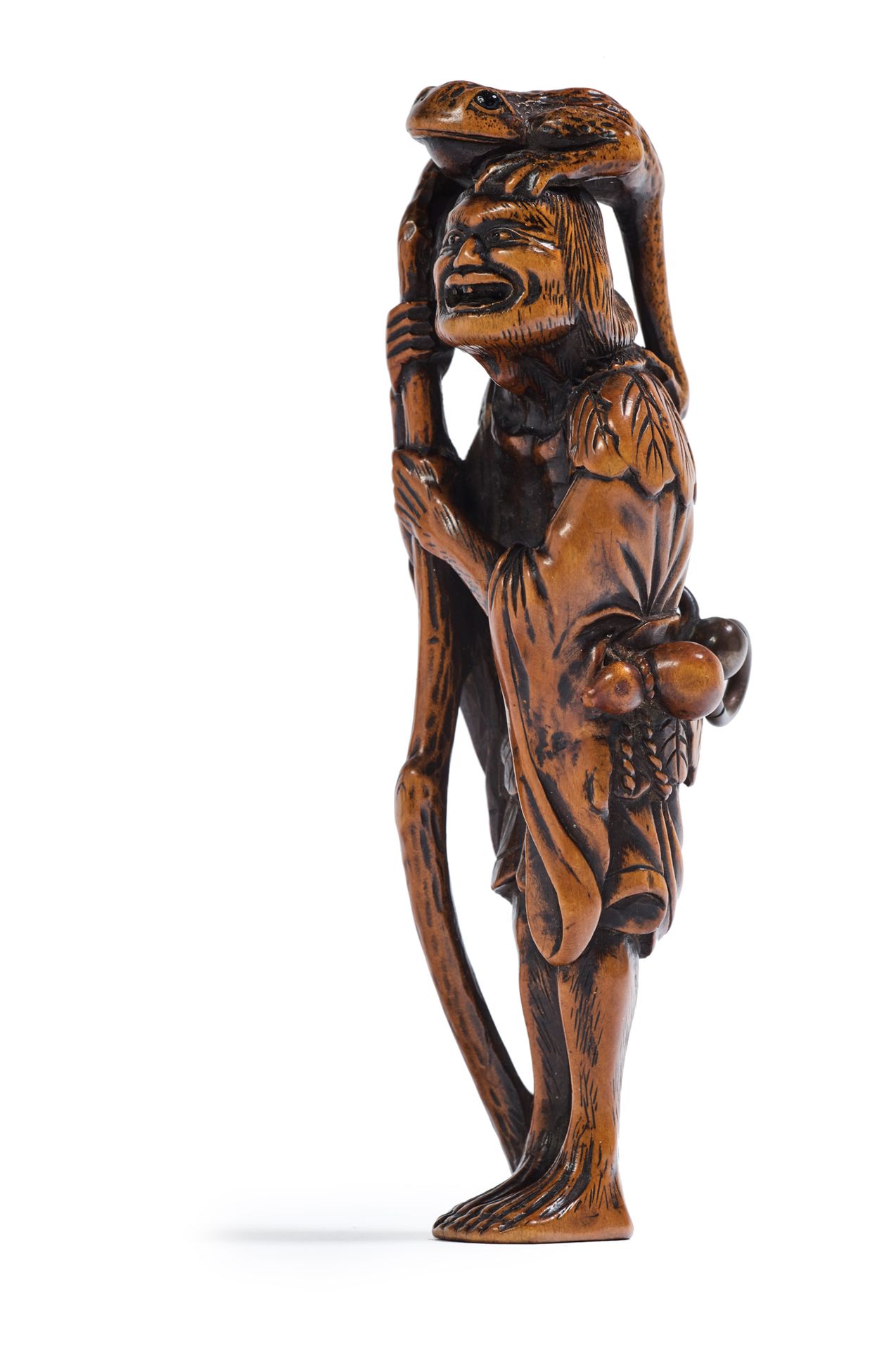 JAPON - Epoque EDO (1603 - 1868) 大型木制网签，嘎玛仙人站立，手持法杖，身边有一个葫芦，一只大的三脚蟾蜍靠在他的肩膀和头上。眼睛&hellip;