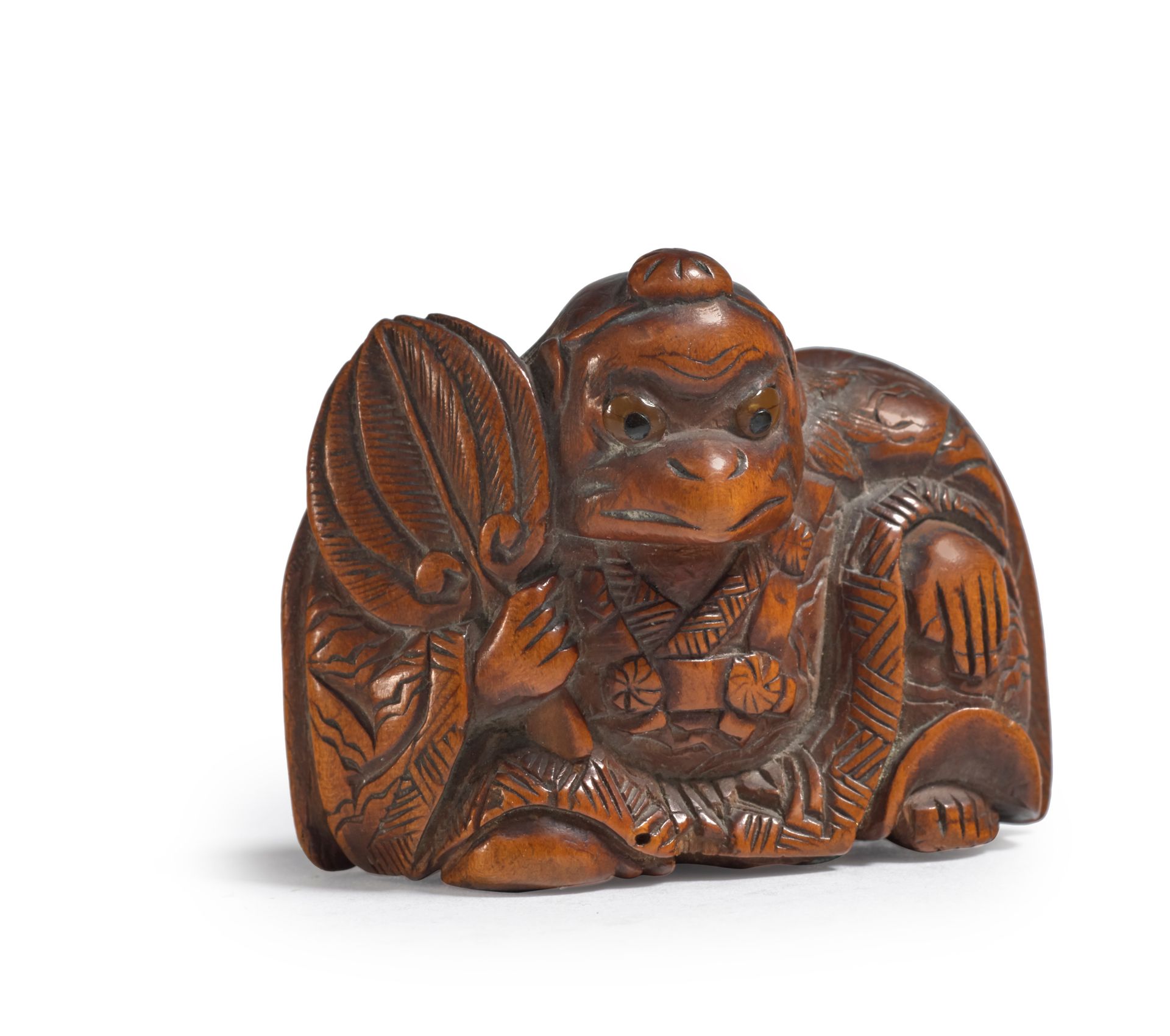 JAPON - Epoque MEIJI (1868 - 1912) 黄杨木网饰，天狗坐着，一只手放在左膝上，右面包着一把扇子，眼睛镶嵌着角。(himotosh&hellip;