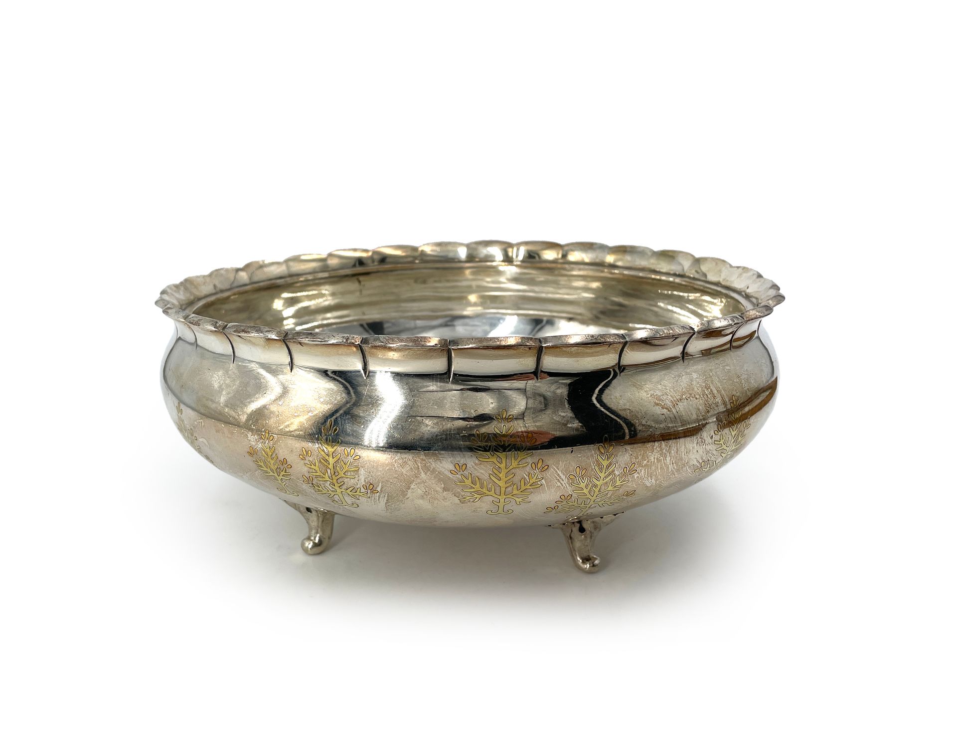 JAPON - Epoque MEIJI (1868 - 1912) 
A silver tripod bowl with a curved edge and &hellip;