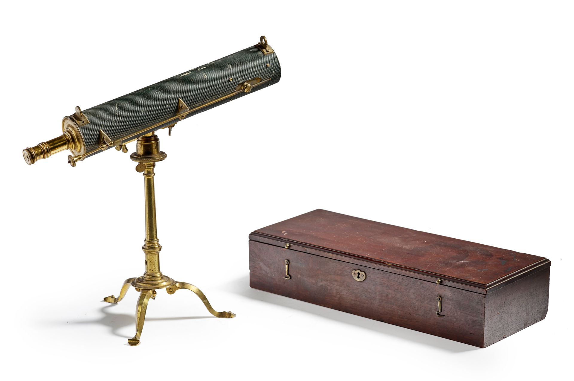 Null 黄铜和粒面皮革格雷戈里式表圈，三脚架底座 携带箱
法国，18世纪末 长45厘米（缺失）