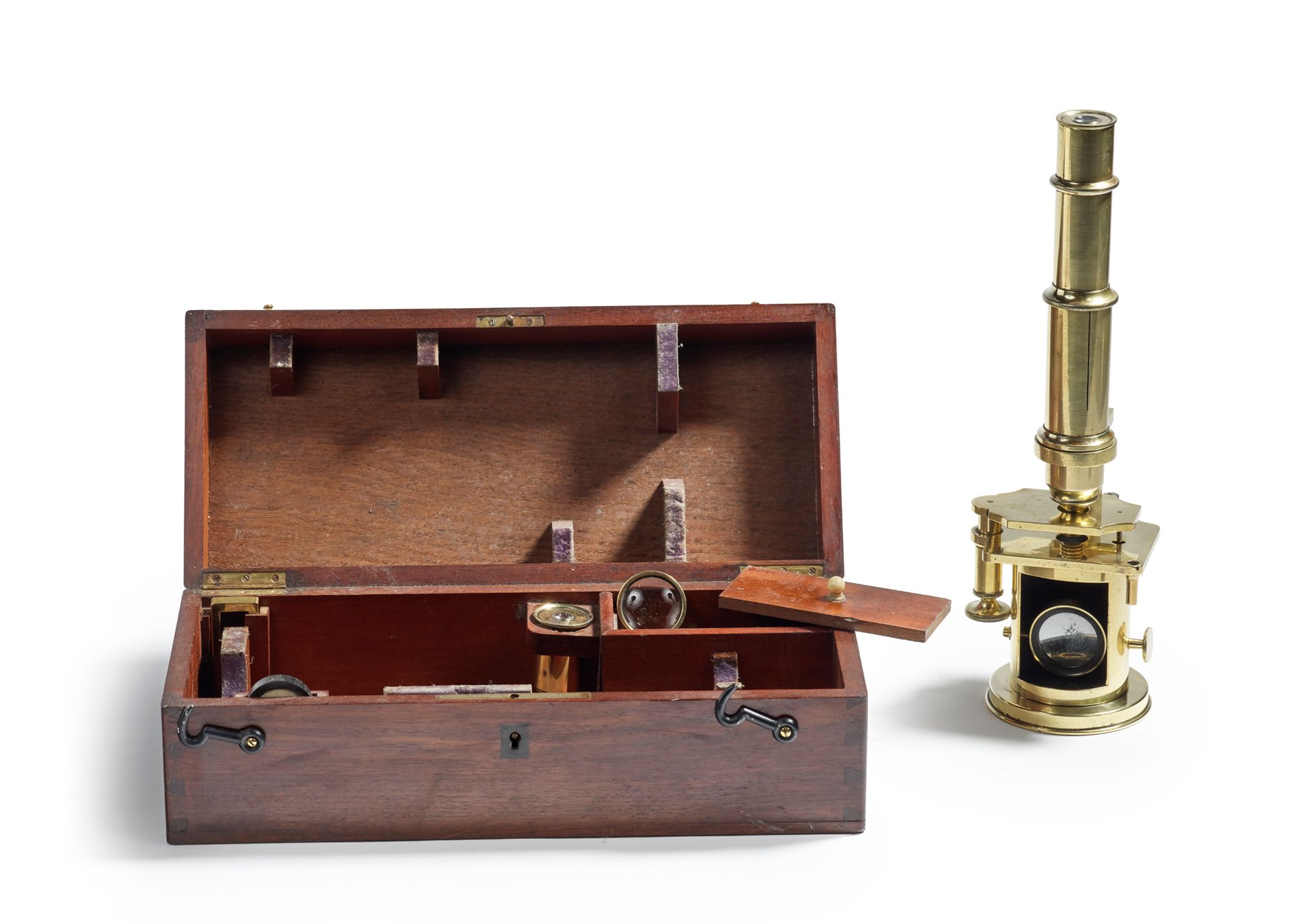 Null 铜鼓显微镜。带有光学元件、制备板和附件的携带箱
法国，20世纪初