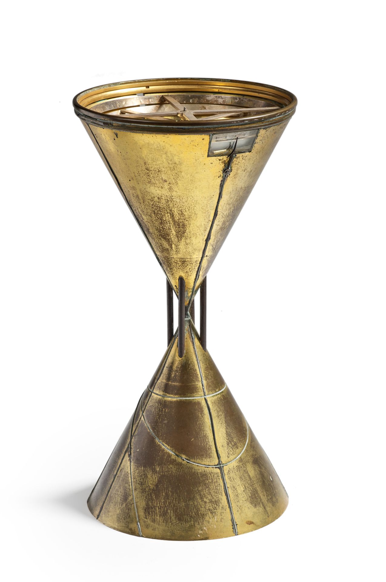 Null 
鎏金青铜沙漏形旋转圆钟。表盘上有显示小时和分钟的窗口。锥体上刻有银丝装饰（缺失）。

约1830年

H.32厘米 直径17厘米

(玻璃不见了)