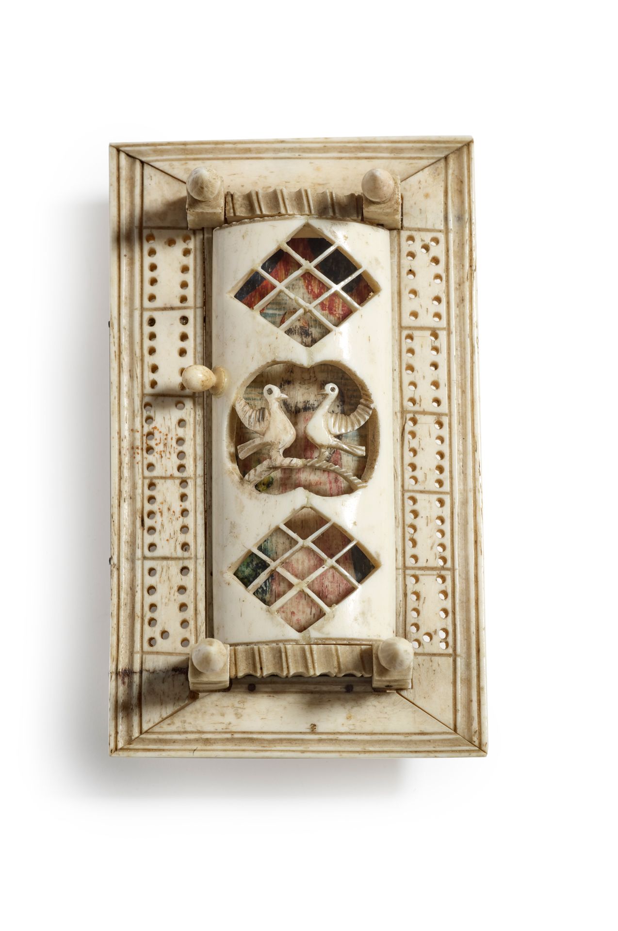 Null 骨质多米诺骨牌游戏，装在一个带铰链盖的盒子里，抽屉里有一个画有优质女士的装饰
蓬莱阁作品，19世纪初 长12厘米