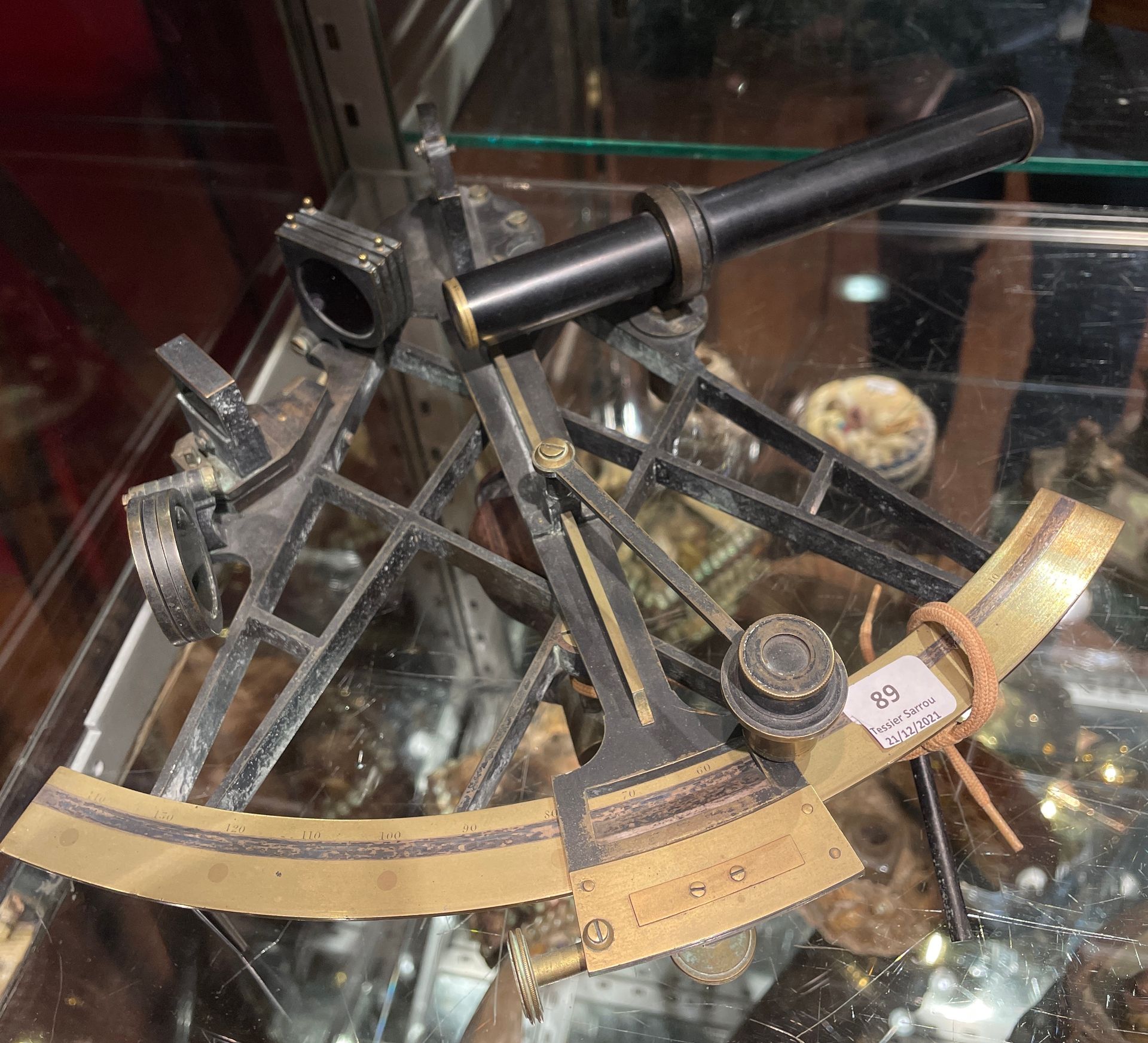 Null 青铜和黄铜六分仪，肢体和游标分在镀银上
，与其导线和光学元件一起完整。不带盒子。
英国，19世纪