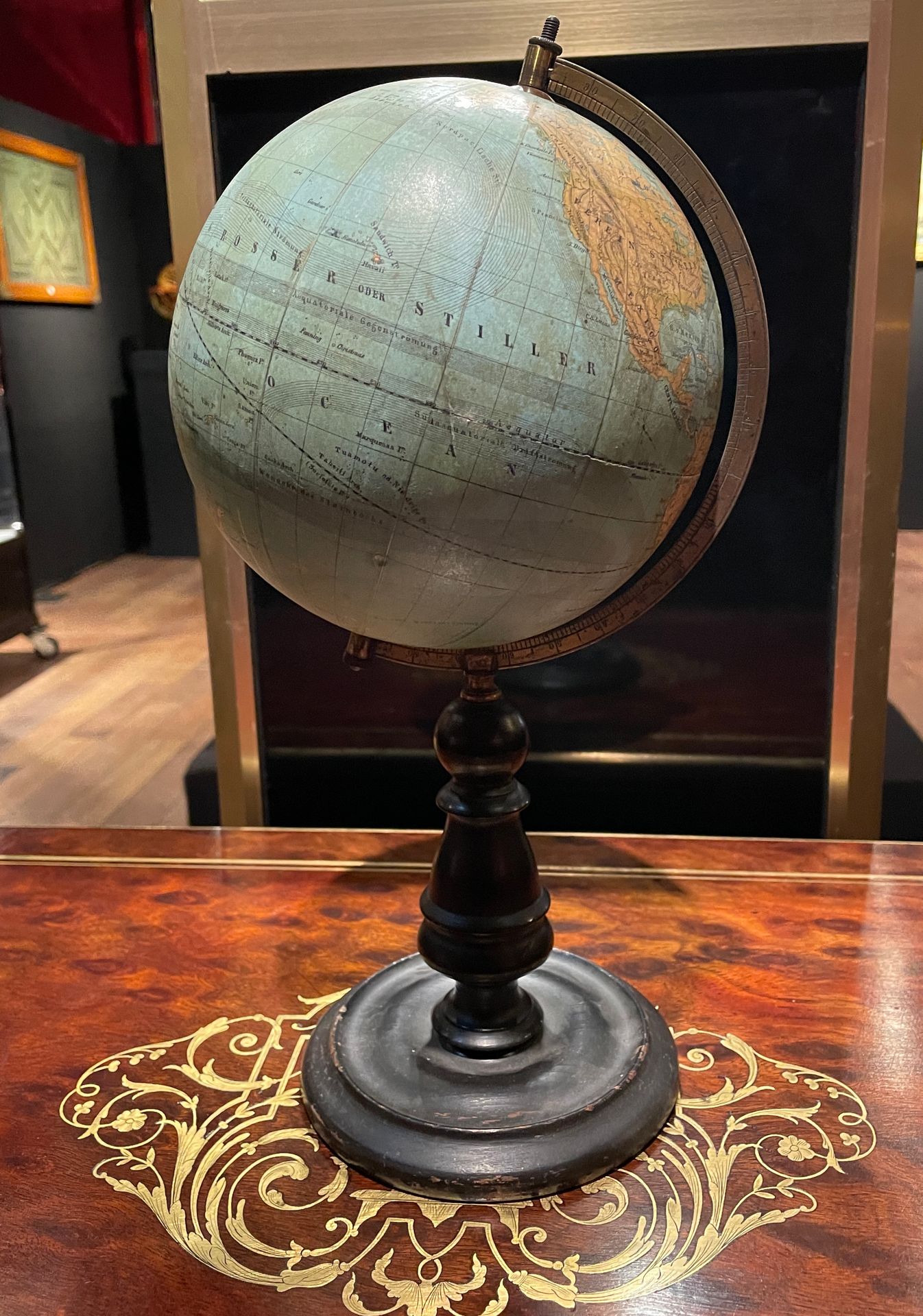 Null Small globe by SCOTTE in Berlin, brass and wood mount (damaged)
H. 35 cm