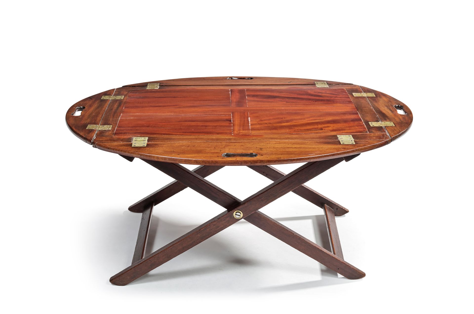 Null Buttler托盘 "桌，火烧桃花心木，折叠边缘，黄铜铰链和X形折叠腿
英格兰，19世纪 高44厘米，宽98厘米，深75厘米