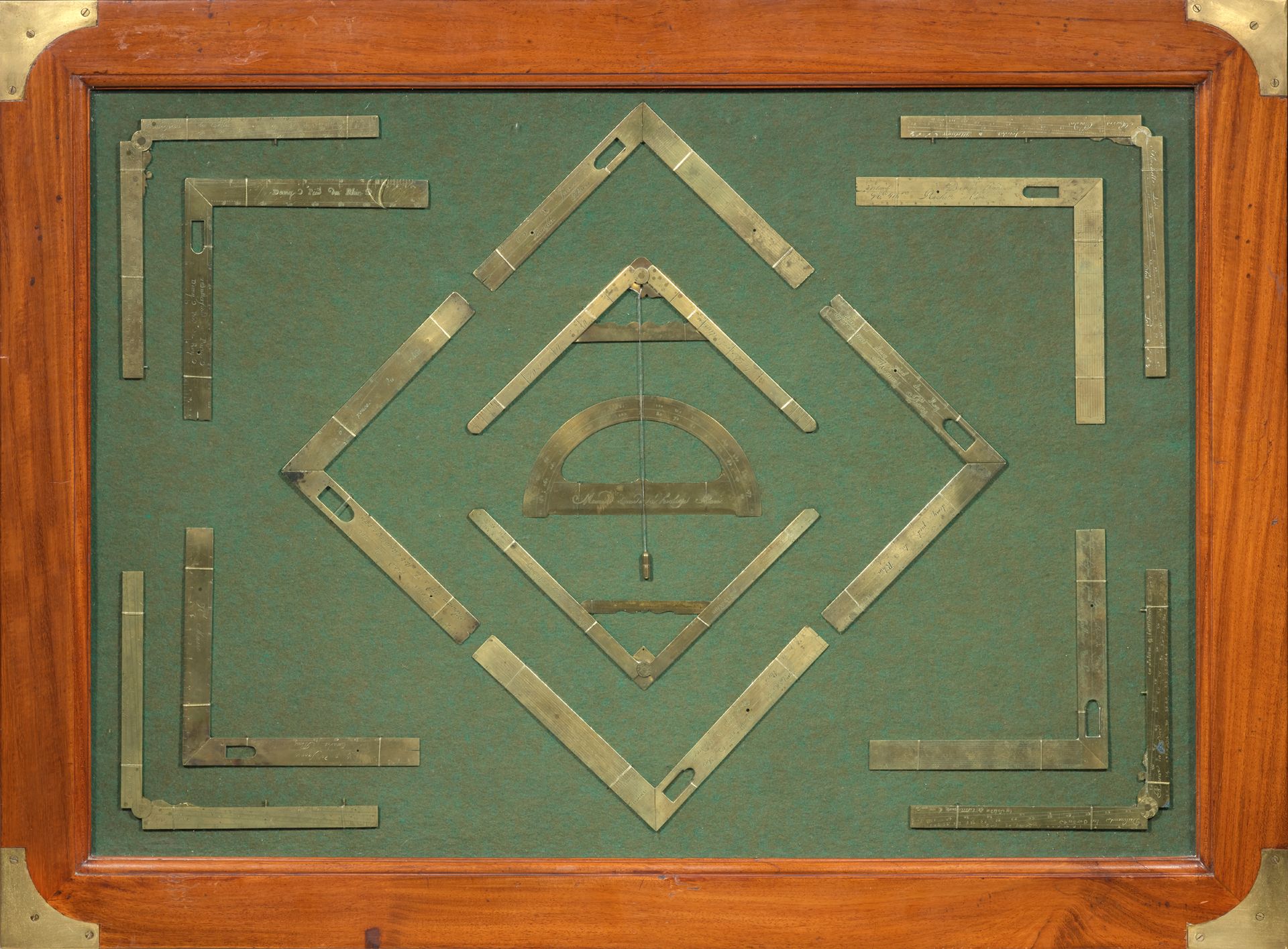 Null 建筑师和数学家的仪器收藏，代表了18和19世纪法国机械师最美丽的签名。 罕见的一套三十二件仪器被放在两个桃花心木框架中展示。可读表面 53 x 77 &hellip;