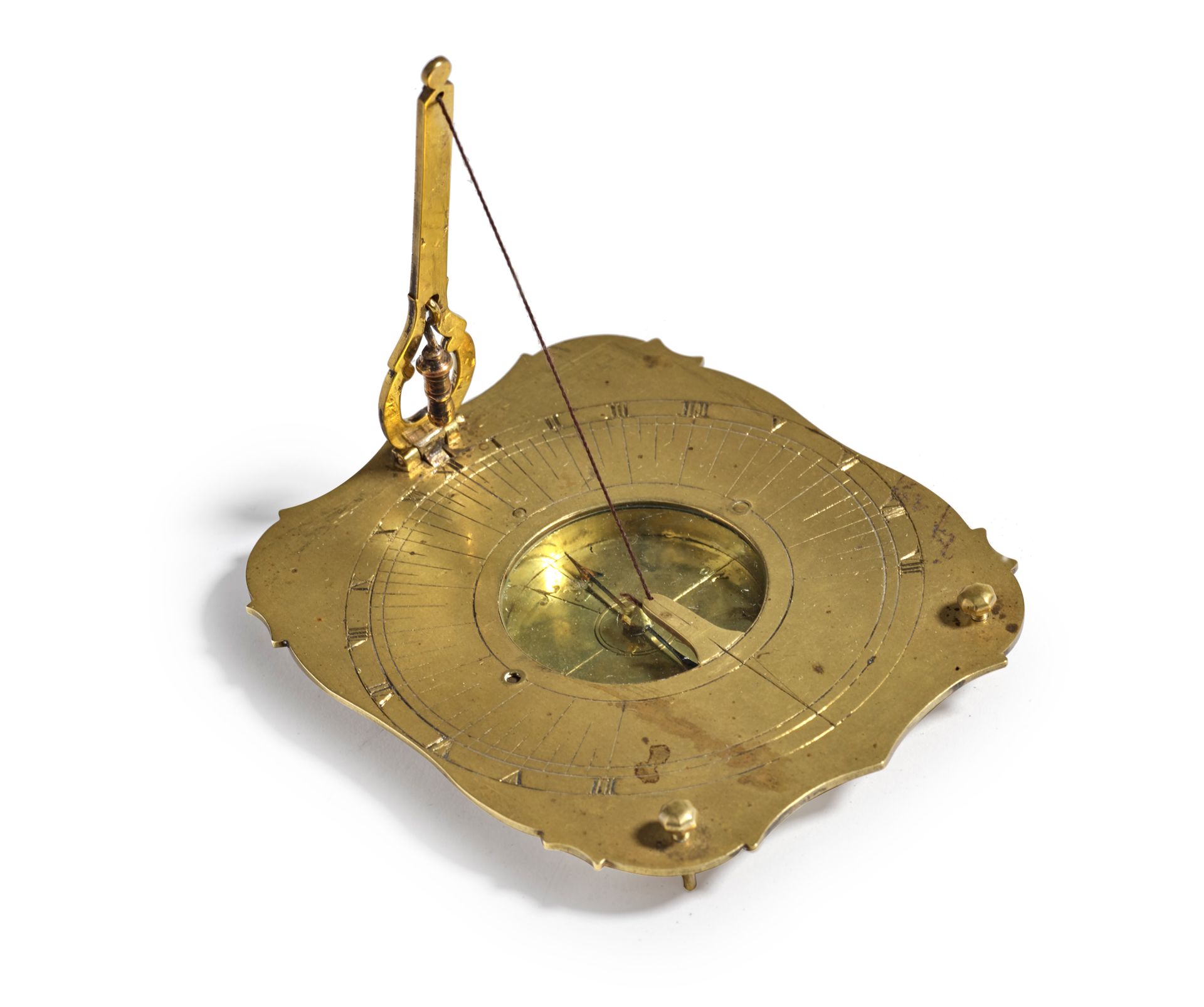 Null 錾花黄铜袖珍日晷，分轴式
法国，18世纪，长8厘米