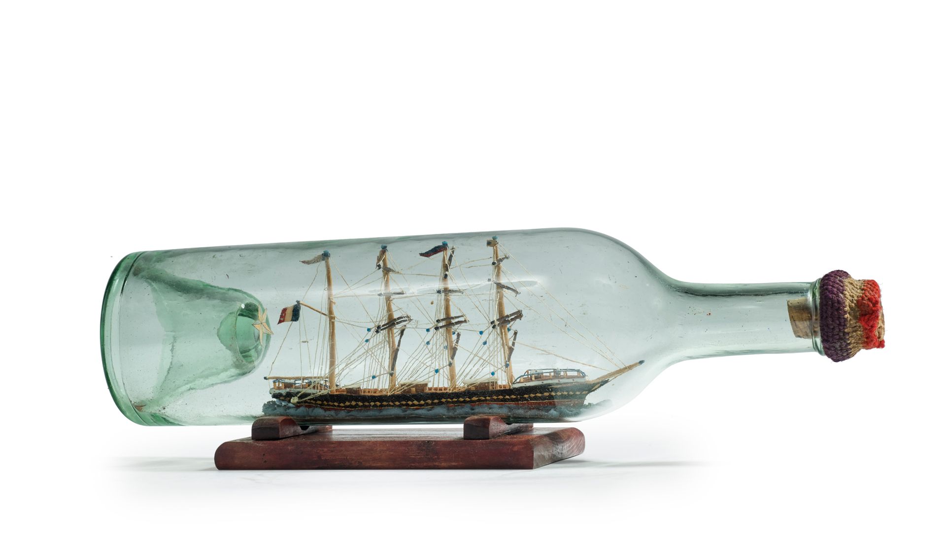 Null Barco en botella, sobre su base Le VINCENT, barca de cuatro palos sobre apa&hellip;