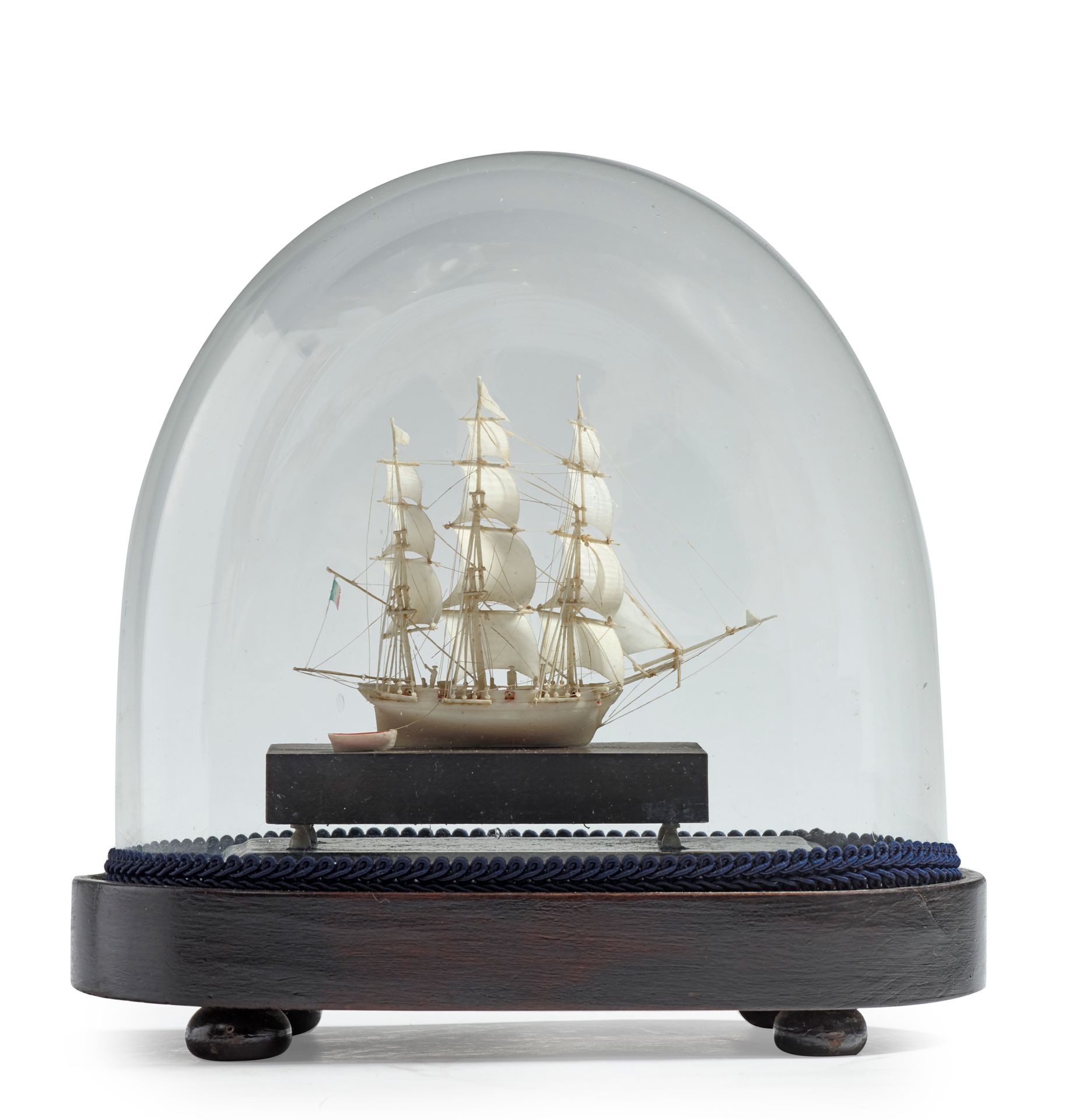 Null * 一艘象牙色的护卫舰模型，甲板上有几个人物的动画，拖着船。
迪耶普后期的作品，19世纪 高25厘米，长23厘米（地球仪的尺寸）
