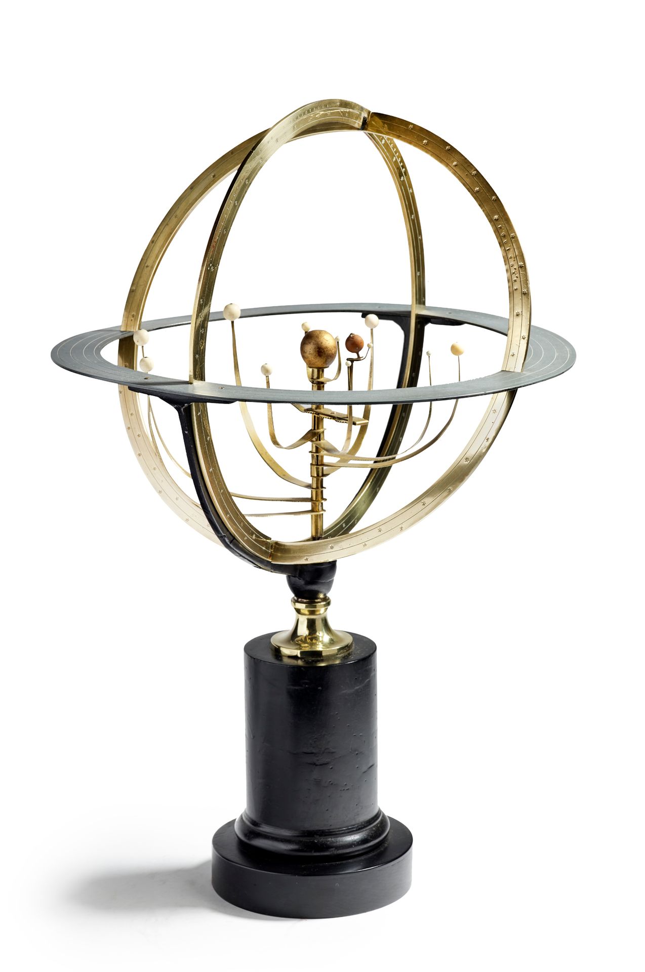 Charles DIEN (1809-1870) attribuée à 
* 哥白尼式教学天象仪，黄铜和锡制。安装在一个黑色的木制支架上。

行星是由象牙球模&hellip;