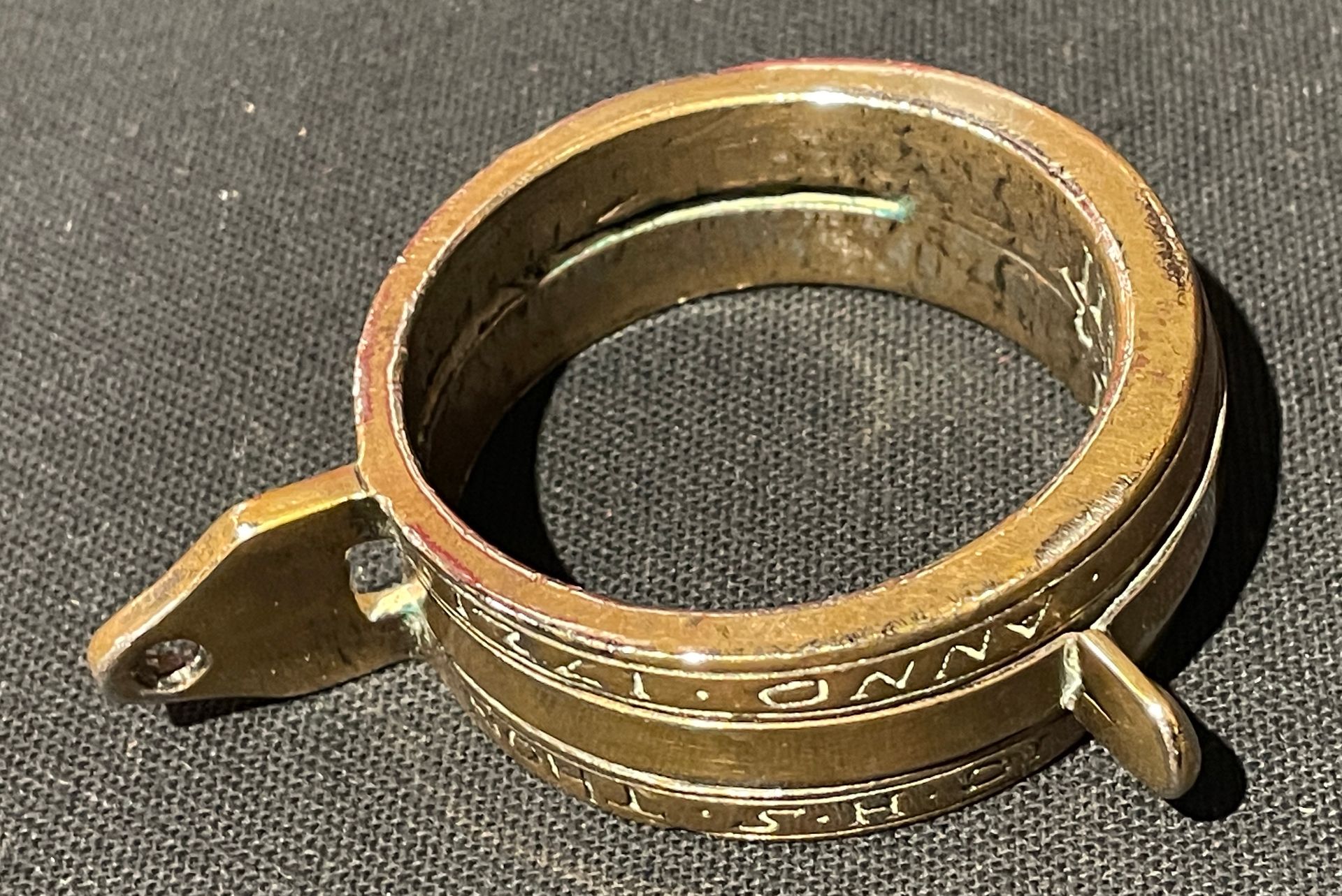 Null Sun ring in chased bronze, signed THON and dated 1721
Diam. 6 cm