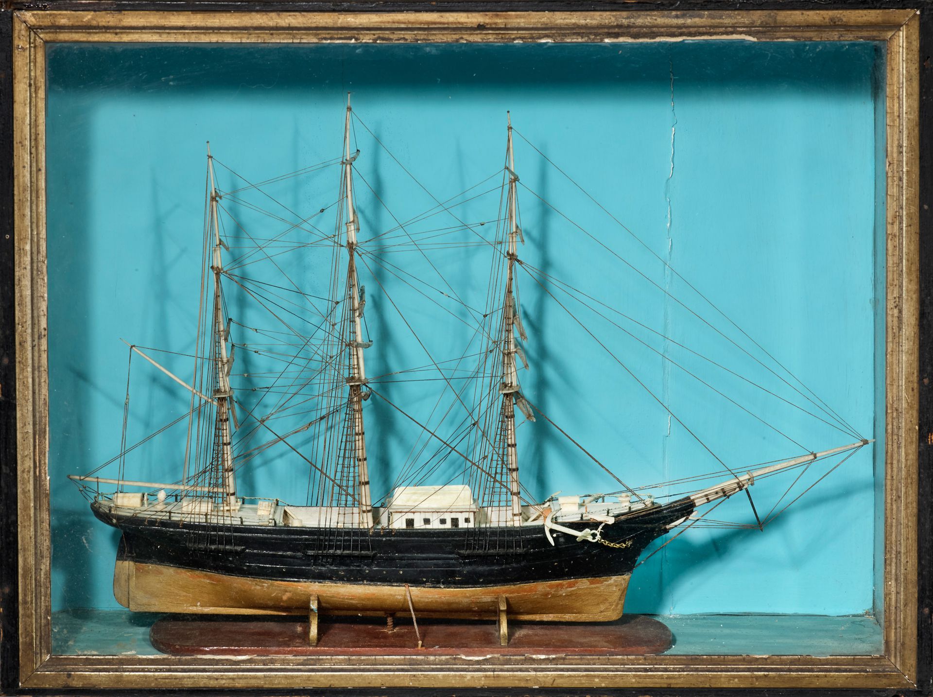 Null * Maquette de voilier en os, ivoire et coque en bois
45 x 50 cm