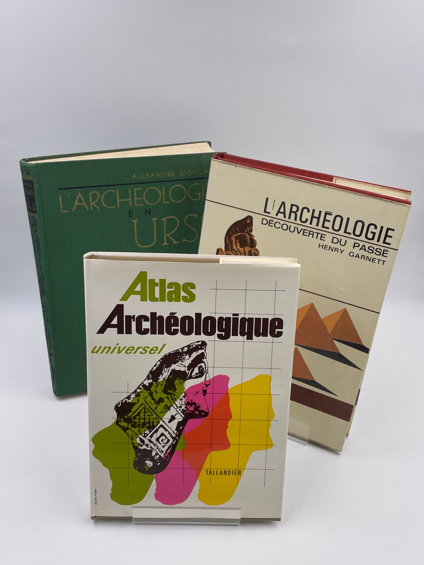 Null 3 volúmenes : 

- "ATLAS ARQUEOLÓGICO UNIVERSAL", David y Ruth Whitehouse, &hellip;
