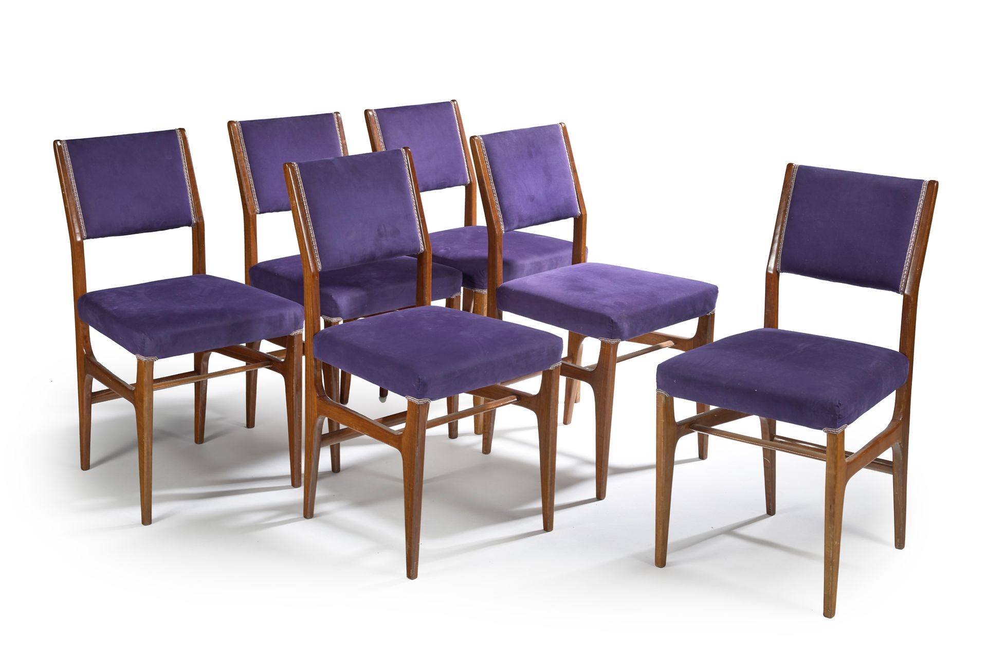 Gio PONTI (1891-1979) Suite de six chaises en bois vernis, garniture de velours &hellip;
