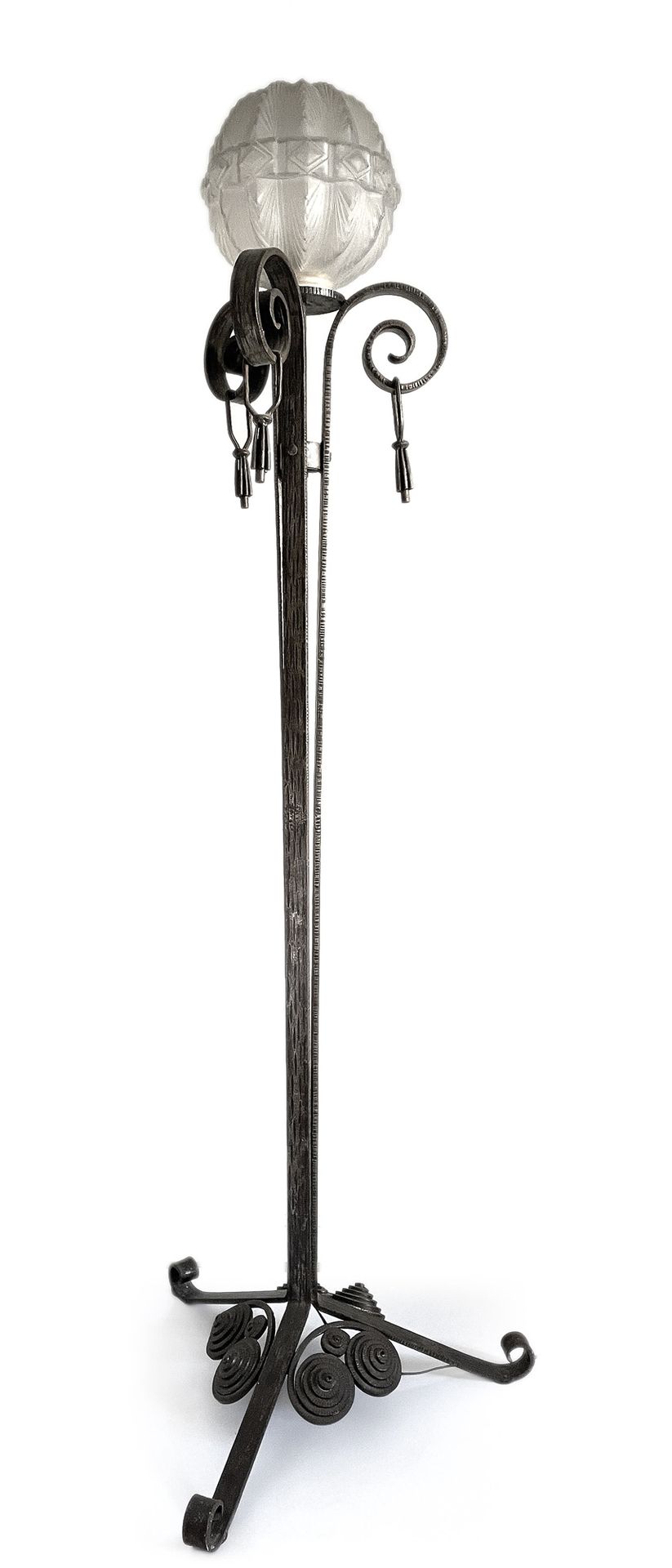 TRAVAIL FRANÇAIS 1925 Stehlampe aus Schmiedeeisen und weißem Pressglas
H. 211 cm&hellip;