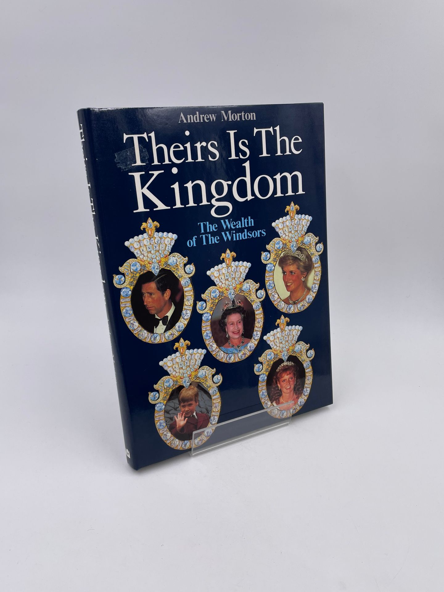 Null 1 Volume : "THEIRS IS THE KINGDOM, THE WEALTH OF THE WINDSORS", Andrew Mort&hellip;
