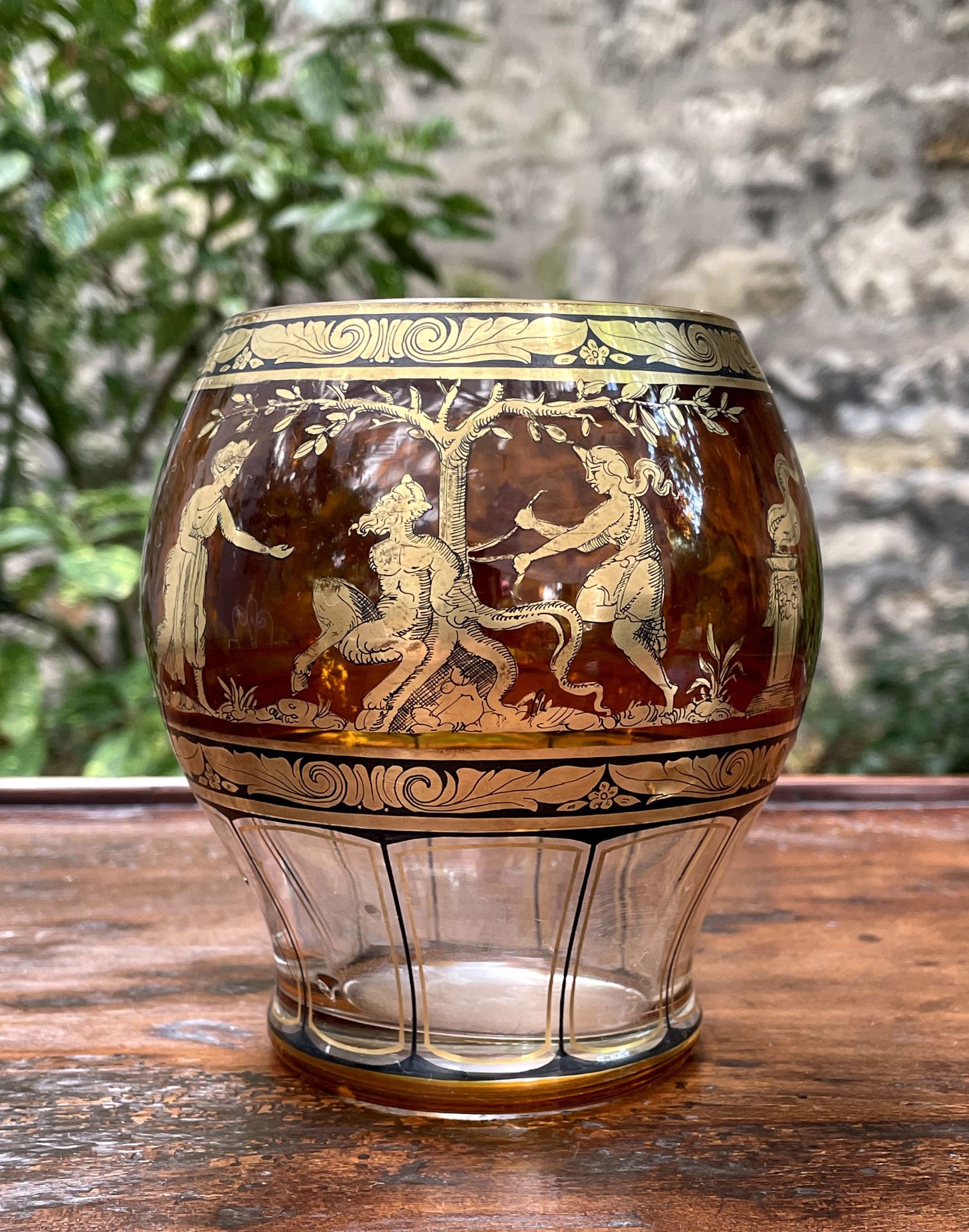 Null 
带有神话场景的金漆玻璃花瓶。



在莫泽的品味中，20世纪。 


H.13厘米左右。 


(恢复到颈部)