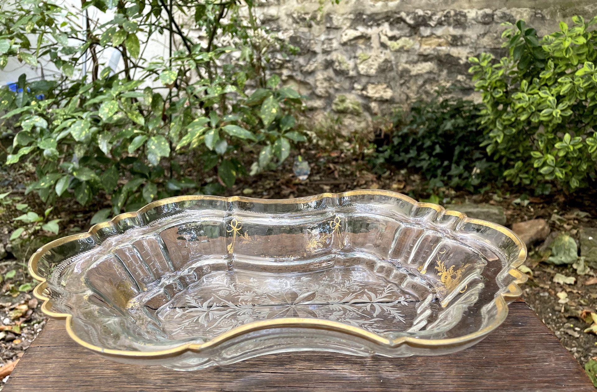 Null 
Glass basin with curved edge, gilded edge, engraved decoration of flowers.&hellip;