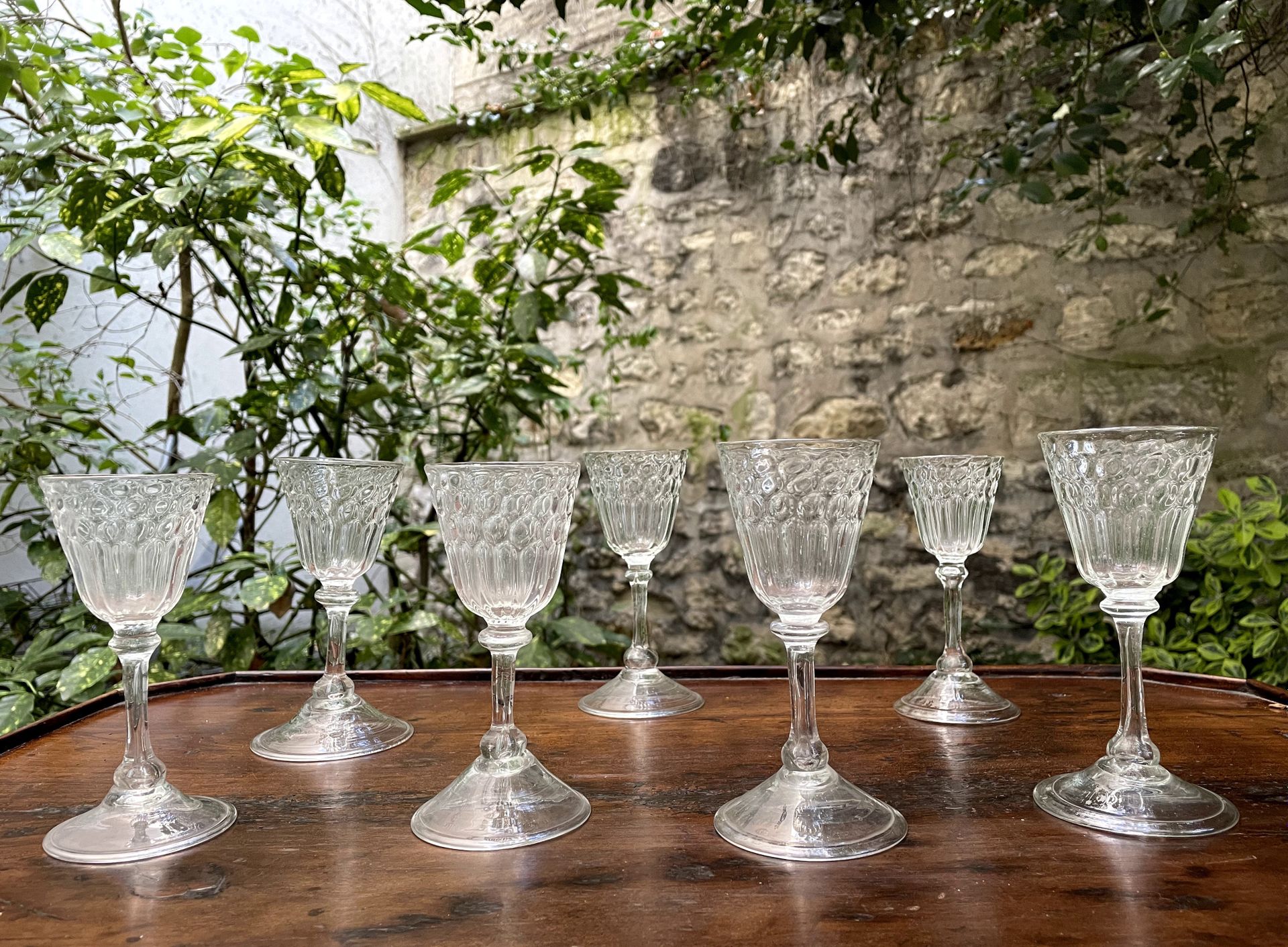 Null Siete copas de vidrio soplado 

Inglaterra o Lieja (?), siglo XVIII

H. 14 &hellip;