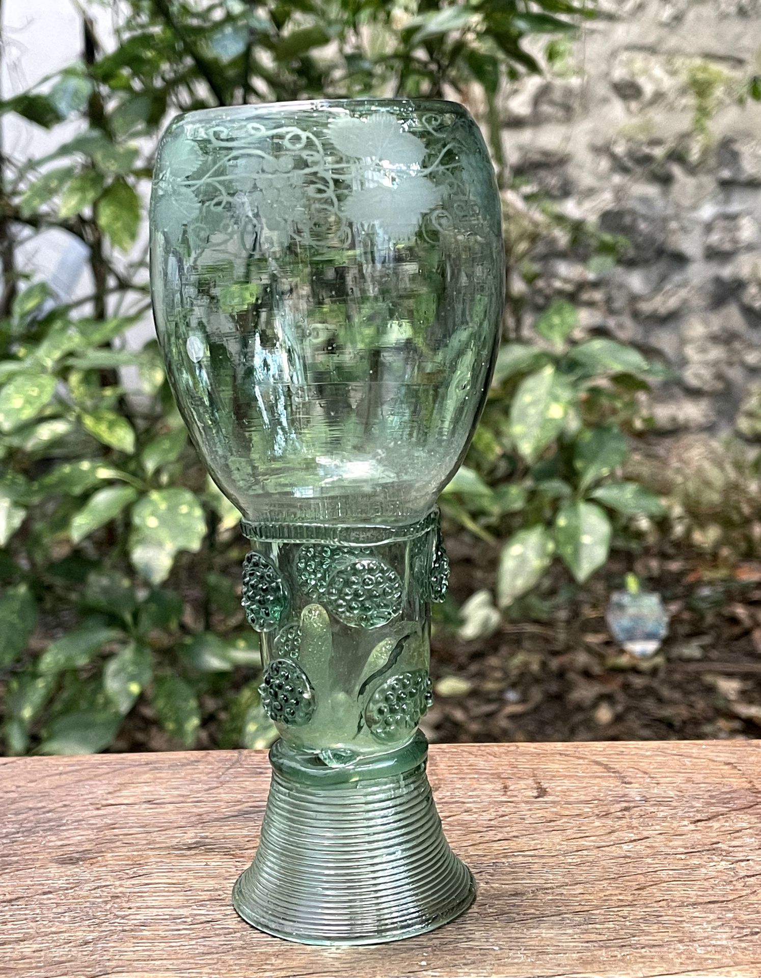 Null 绿色玻璃Römer，刻有葡萄和应用图案。

19世纪

H.16,2厘米

(坏了，卡住了)