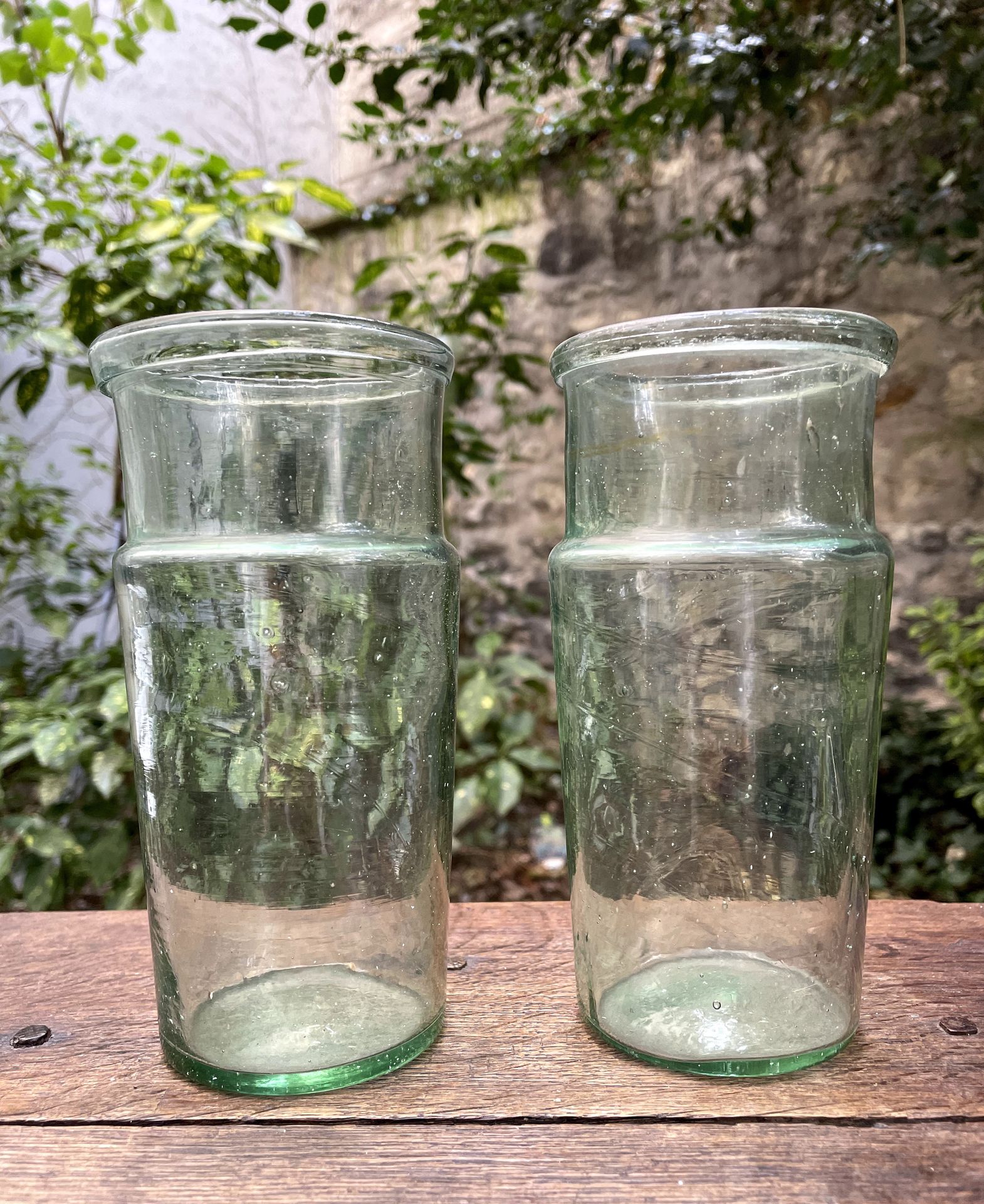 Null 
Two green blown glass jars.


19th century


H. 16,5 cm



(small chip at &hellip;