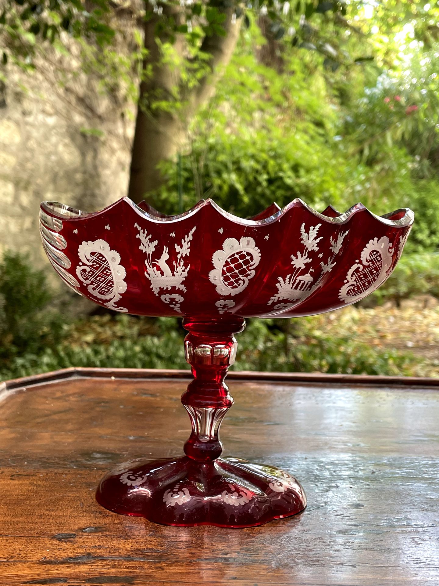 Null Una copa de cristal con forma de nautilus sobre un pedestal con decoración &hellip;