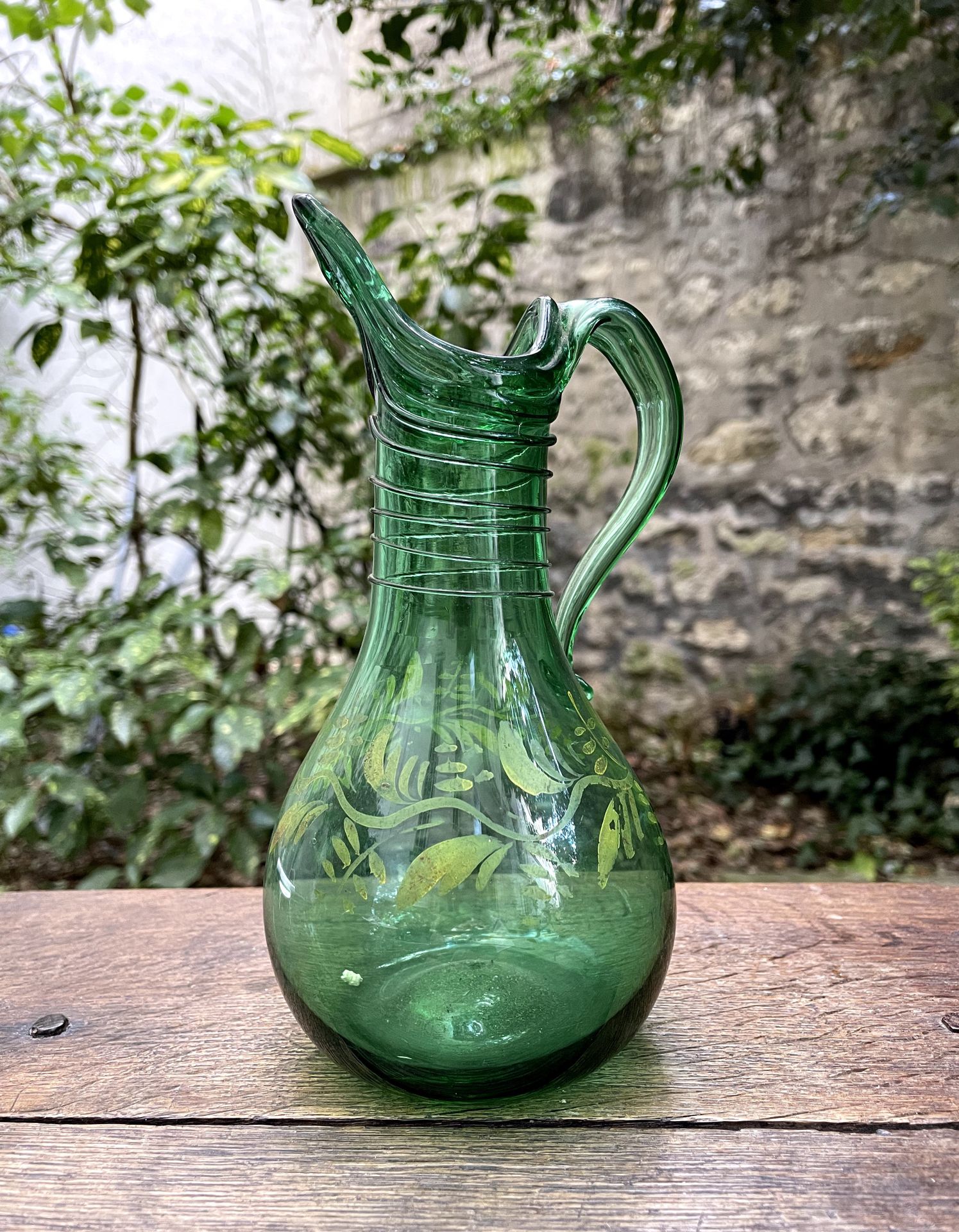 Null Jarra de vidrio verde con decoración esmaltada de una guirnalda de flores.P&hellip;
