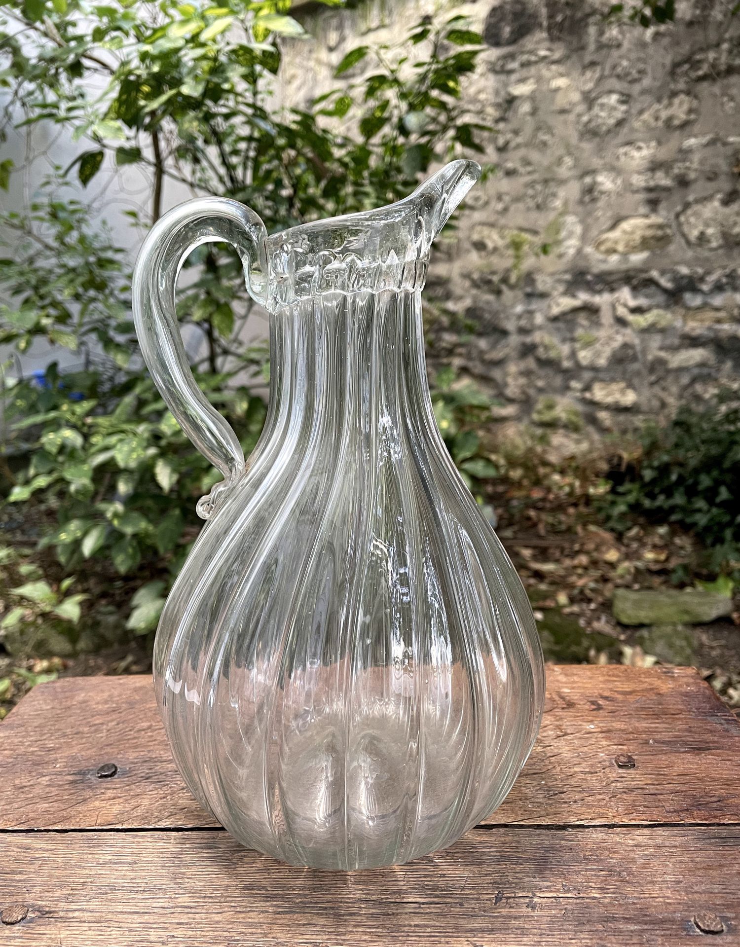 Null 一个无色半透明的玻璃壶，壶身呈梨形，壶肋扭曲。

诺曼底，18世纪。

H.24.7厘米（约）。